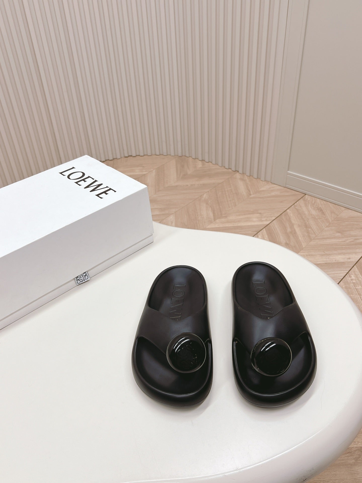 LOEWE 26S PEBBLE TOE-POST SLIDES IN BLACK EVA