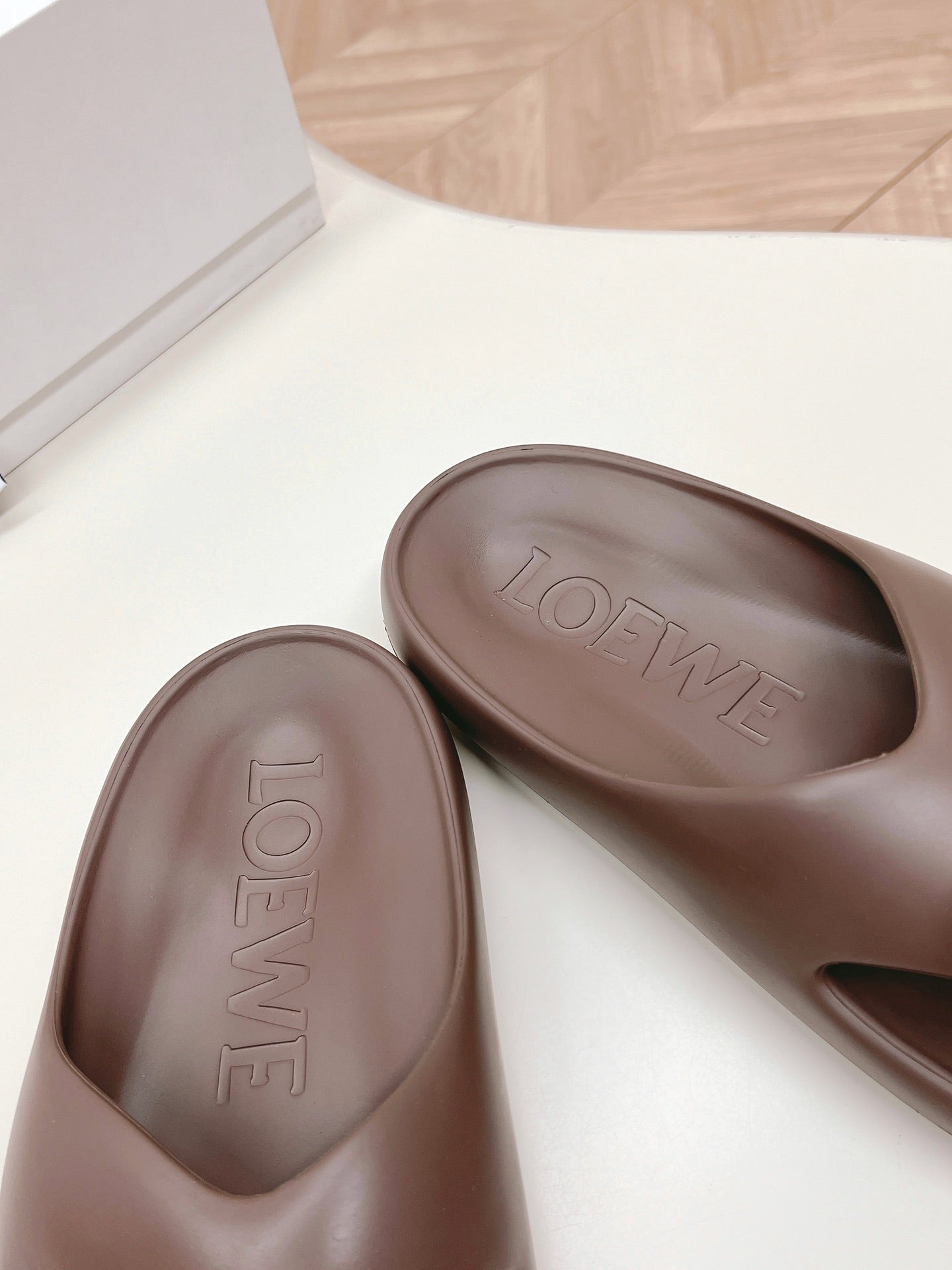 LOEWE 26S PEBBLE TOE-POST SLIDES IN DARK BROWN EVA GOLD HARDWARE