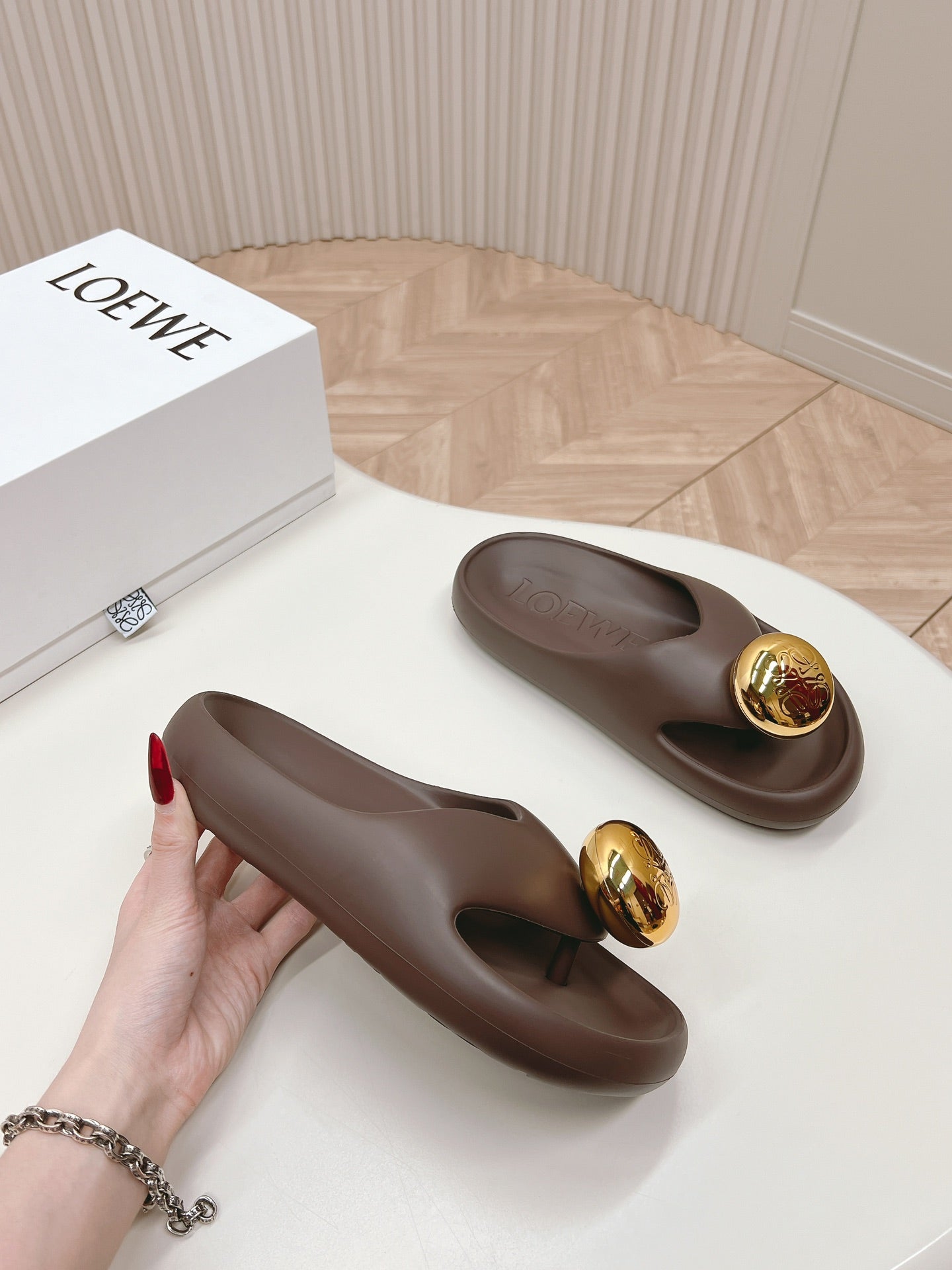 LOEWE 26S PEBBLE TOE-POST SLIDES IN DARK BROWN EVA GOLD HARDWARE