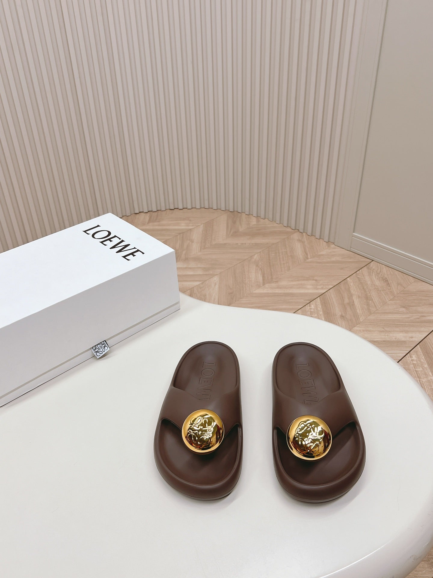 LOEWE 26S PEBBLE TOE-POST SLIDES IN DARK BROWN EVA GOLD HARDWARE