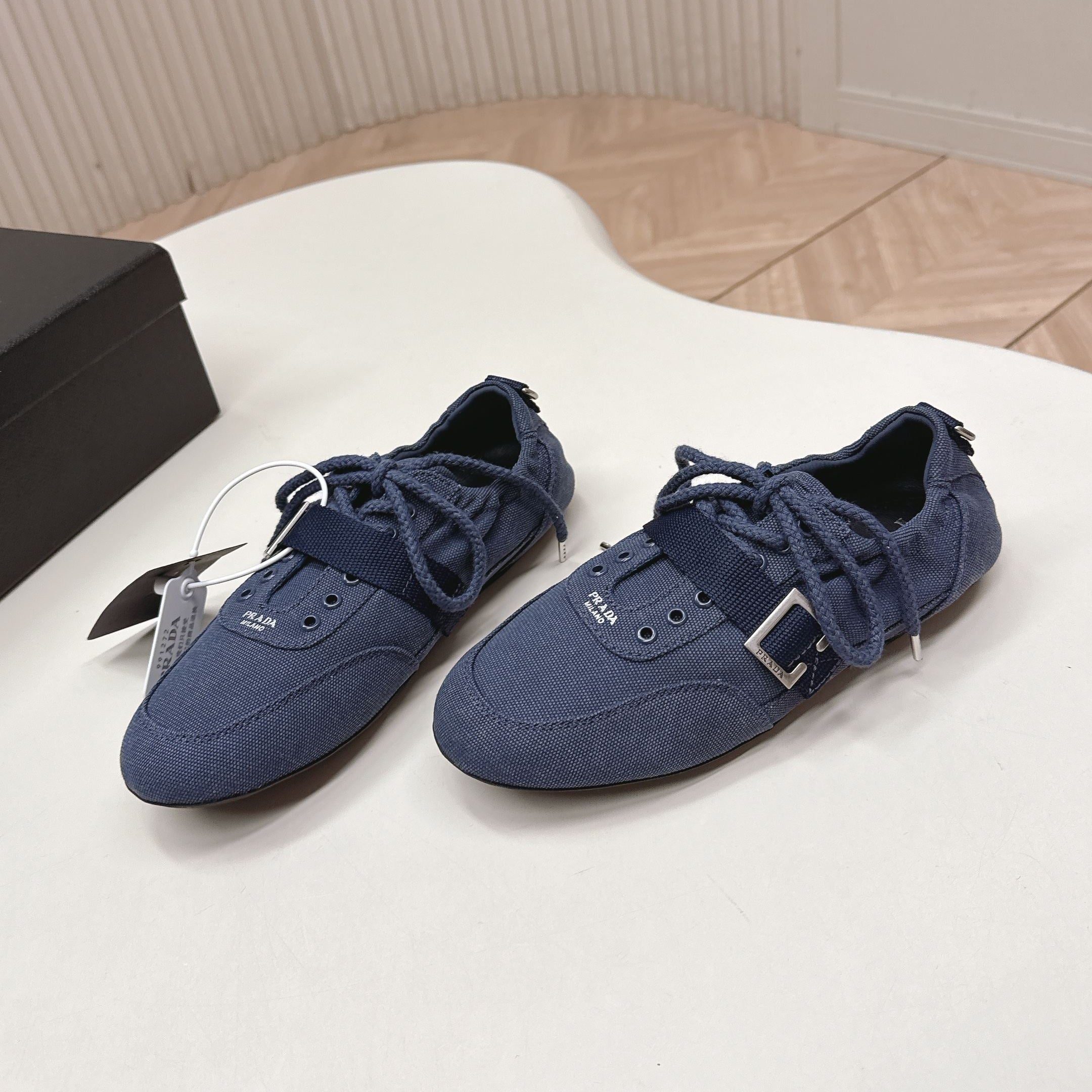PRADA 26S LACE UP MINIMAL SNEAKERS IN NAVY BLUE CANVAS