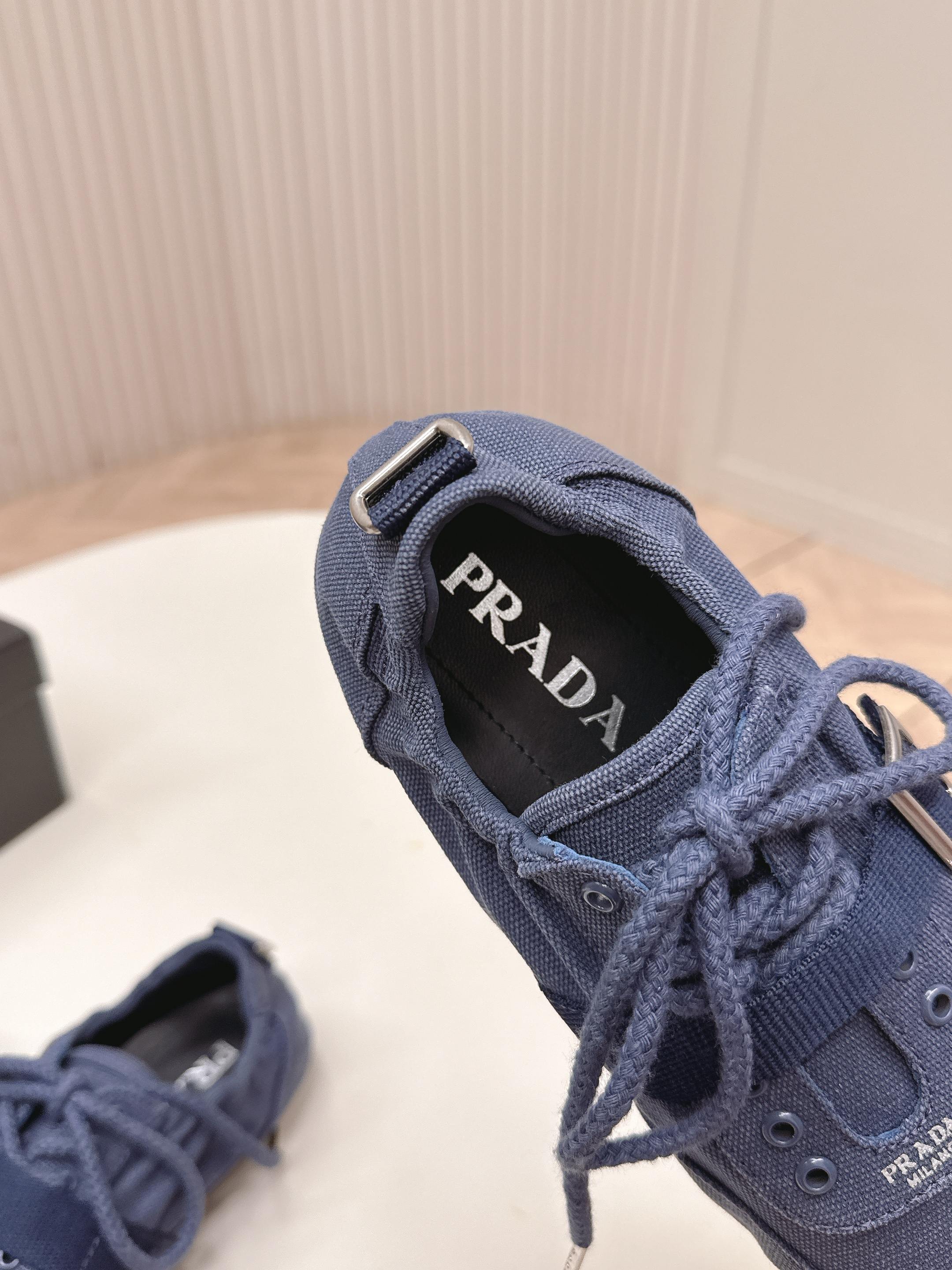 PRADA 26S LACE UP MINIMAL SNEAKERS IN NAVY BLUE CANVAS