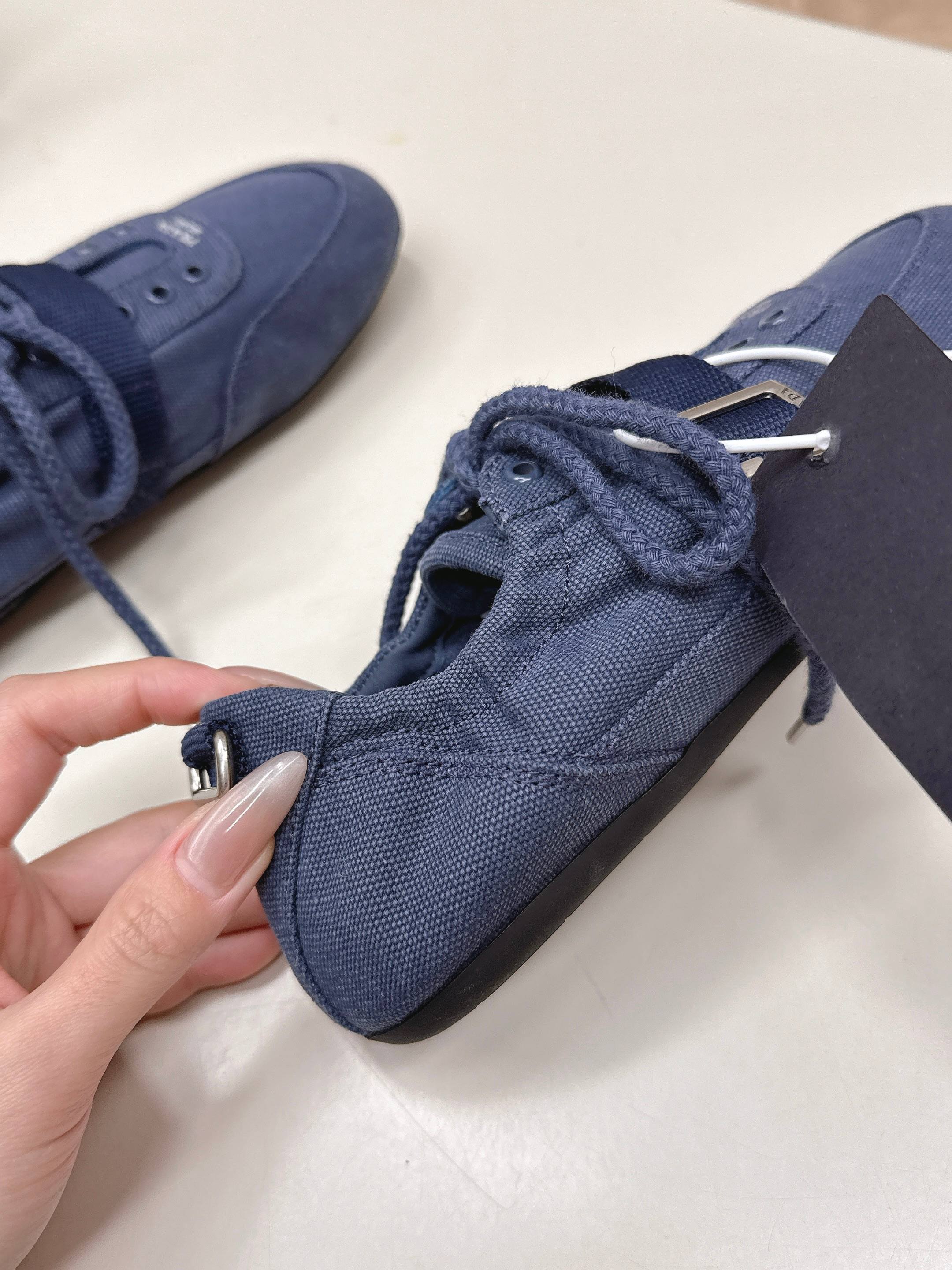 PRADA 26S LACE UP MINIMAL SNEAKERS IN NAVY BLUE CANVAS