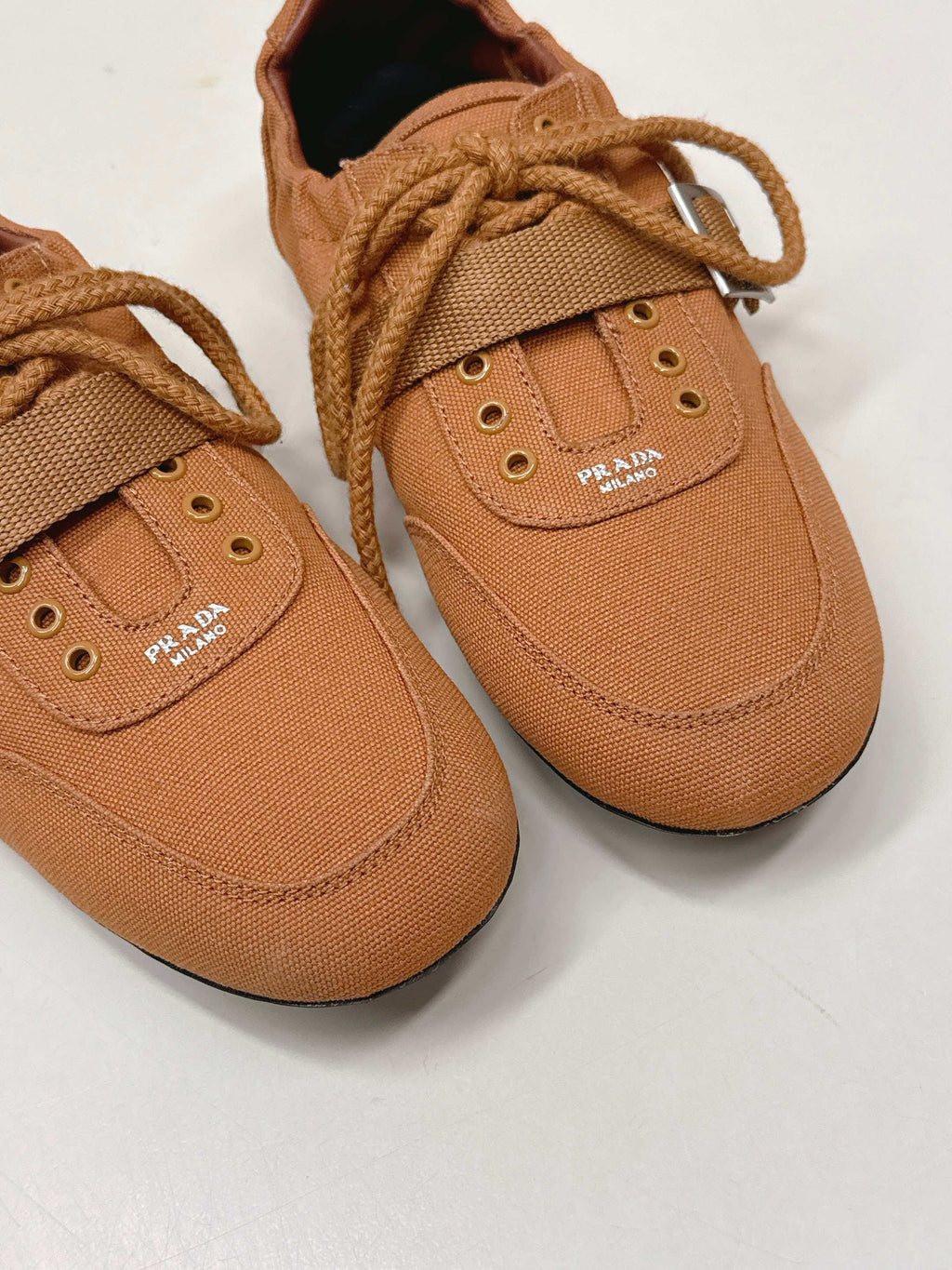 PRADA 26S LACE UP MINIMAL SNEAKERS IN CARAMEL BROWN CANVAS