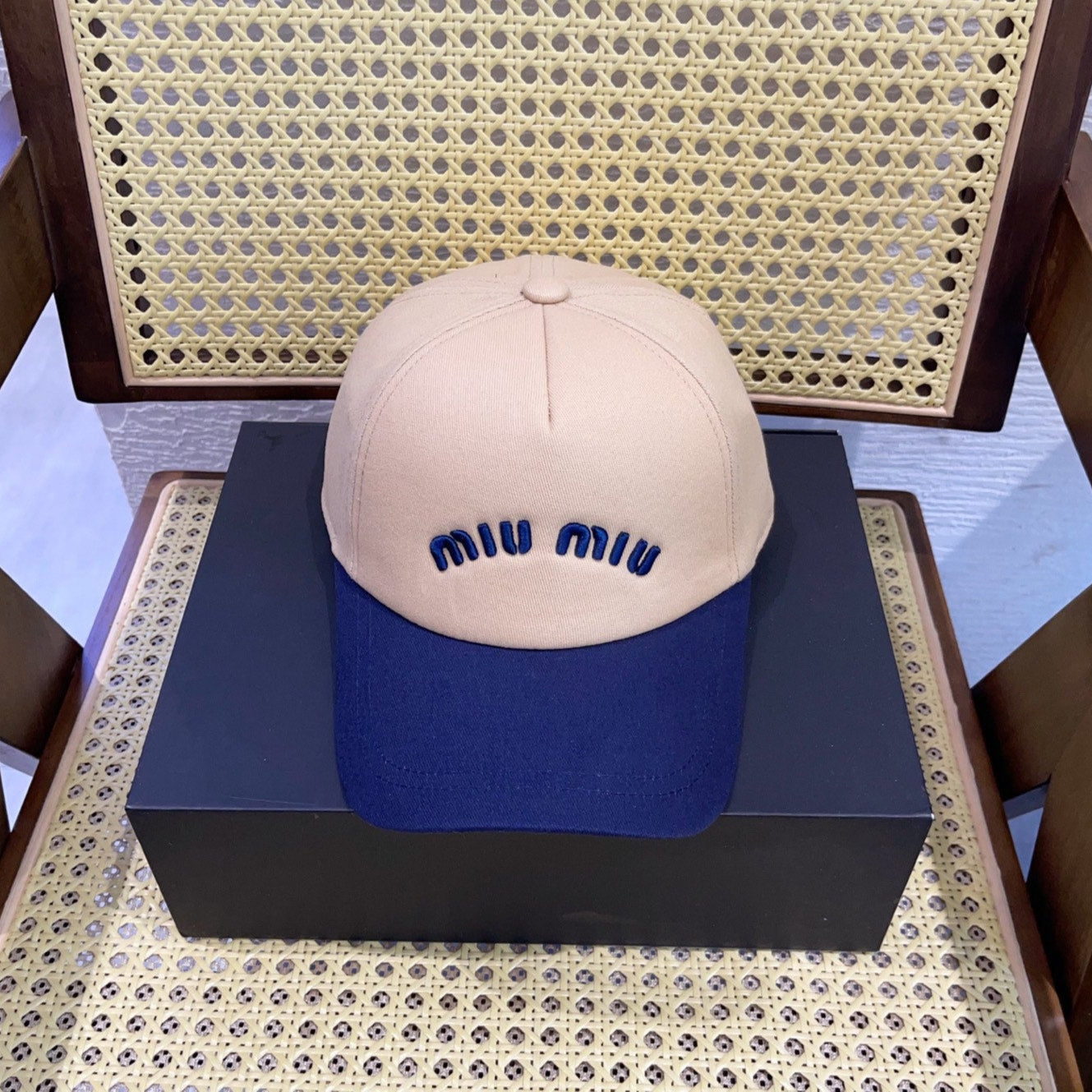 MIUMIU BASEBALL CAP IN LIGHT BEIGE AND NAVY BLUE FABRIC WITH LOGO EMBROIDERY
