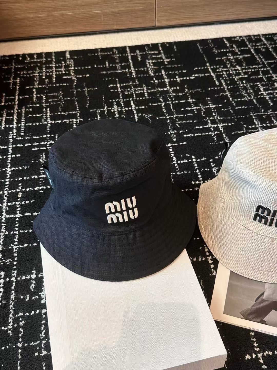 MIUMIU CLASSIC REVERSIBLE BUCKET HAT IN LIGHT BEIGE AND BLACK FABRIC