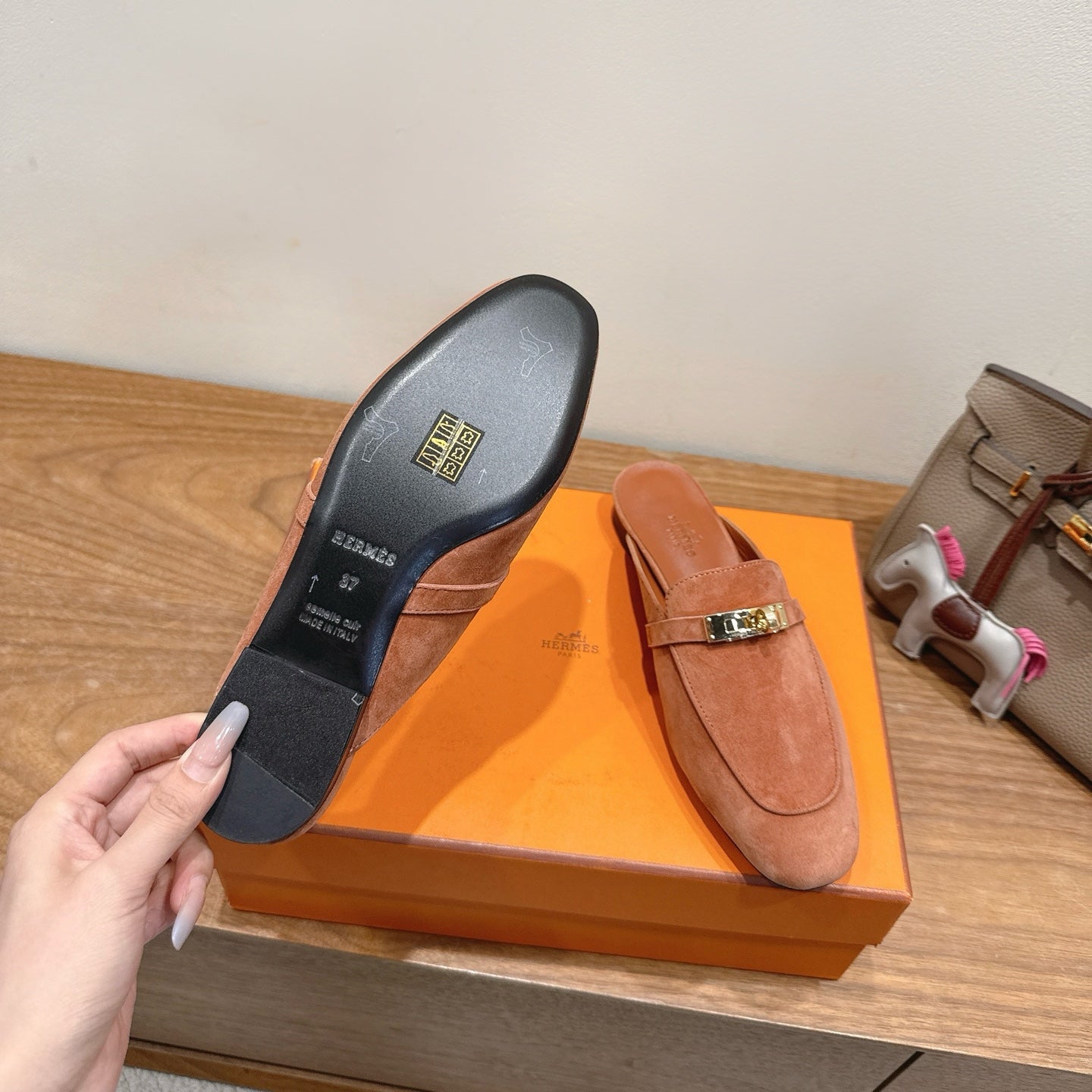 HM 26S KELLY MULE IN PEACH BROWN SUEDE GOLD HARDWARE