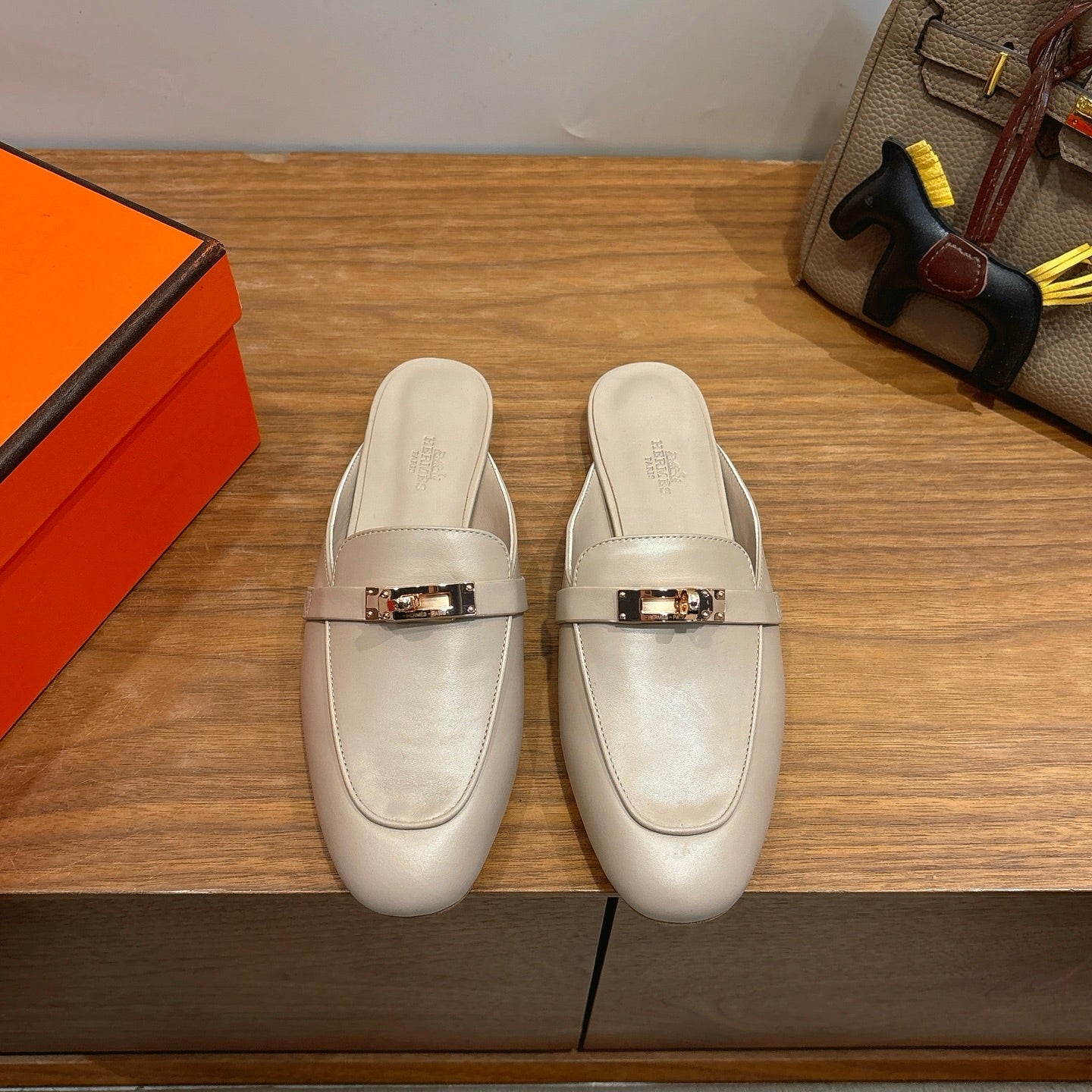 HM 26S KELLY MULE IN BEIGE CALFSKIN GOLD HARDWARE