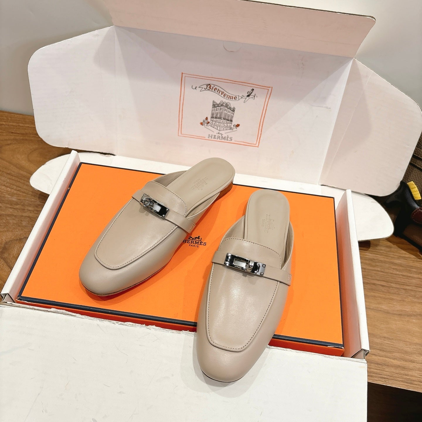 HM 26S KELLY MULE IN BEIGE CALFSKIN SILVER HARDWARE