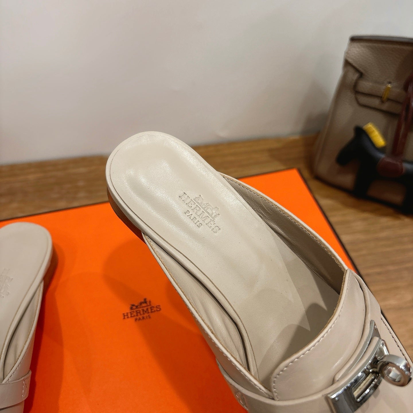 HM 26S KELLY MULE IN BEIGE CALFSKIN SILVER HARDWARE