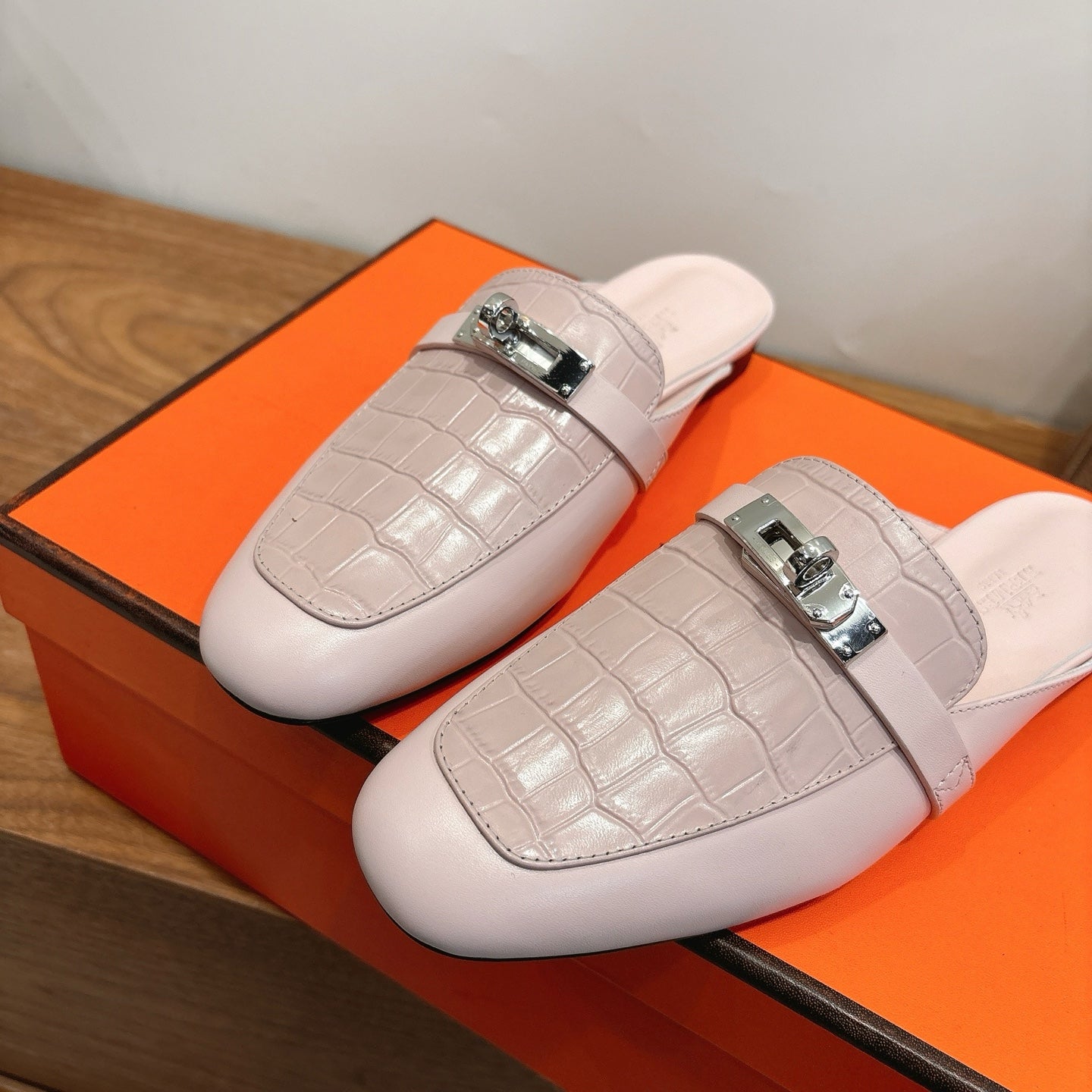 HM 26S KELLY MULE IN LIGHT PINK CROCODILE-EMBOSSED CALFSKIN SILVER HARDWARE