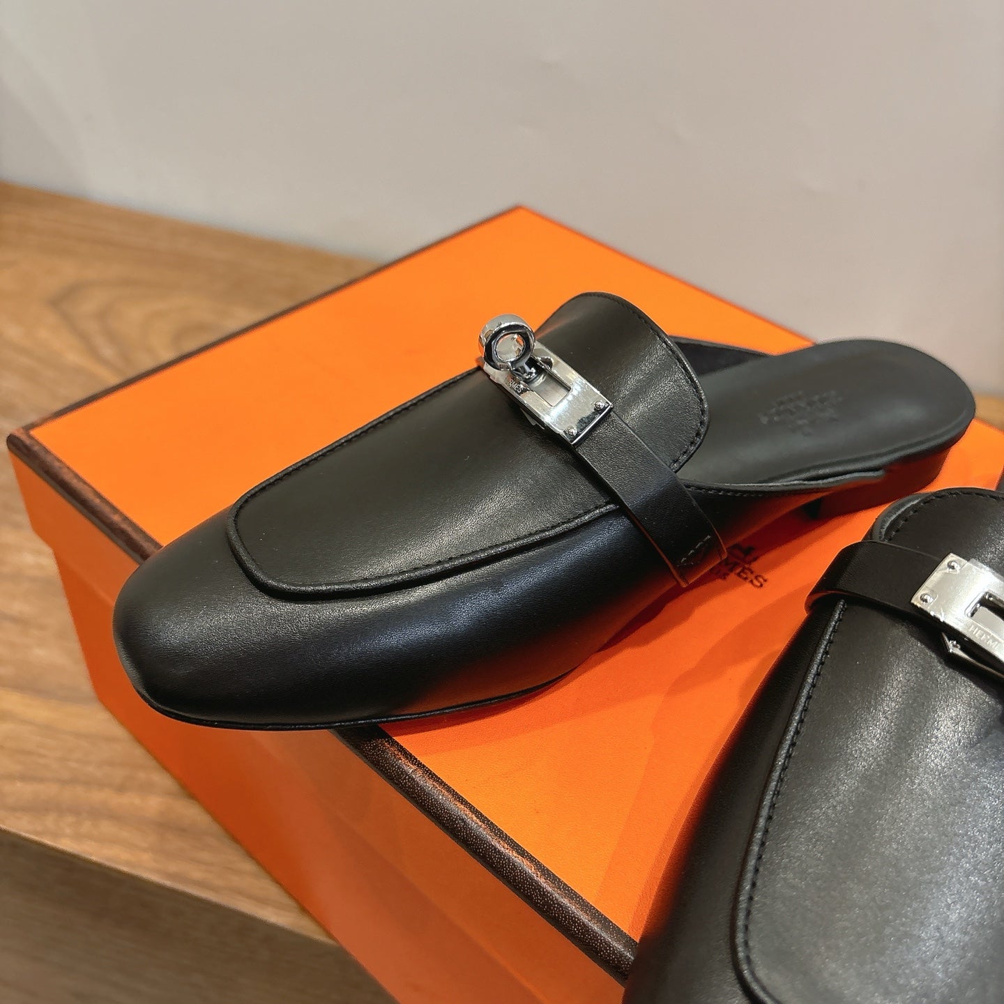 HM 26S KELLY MULE IN BLACK CALFSKIN SILVER HARDWARE