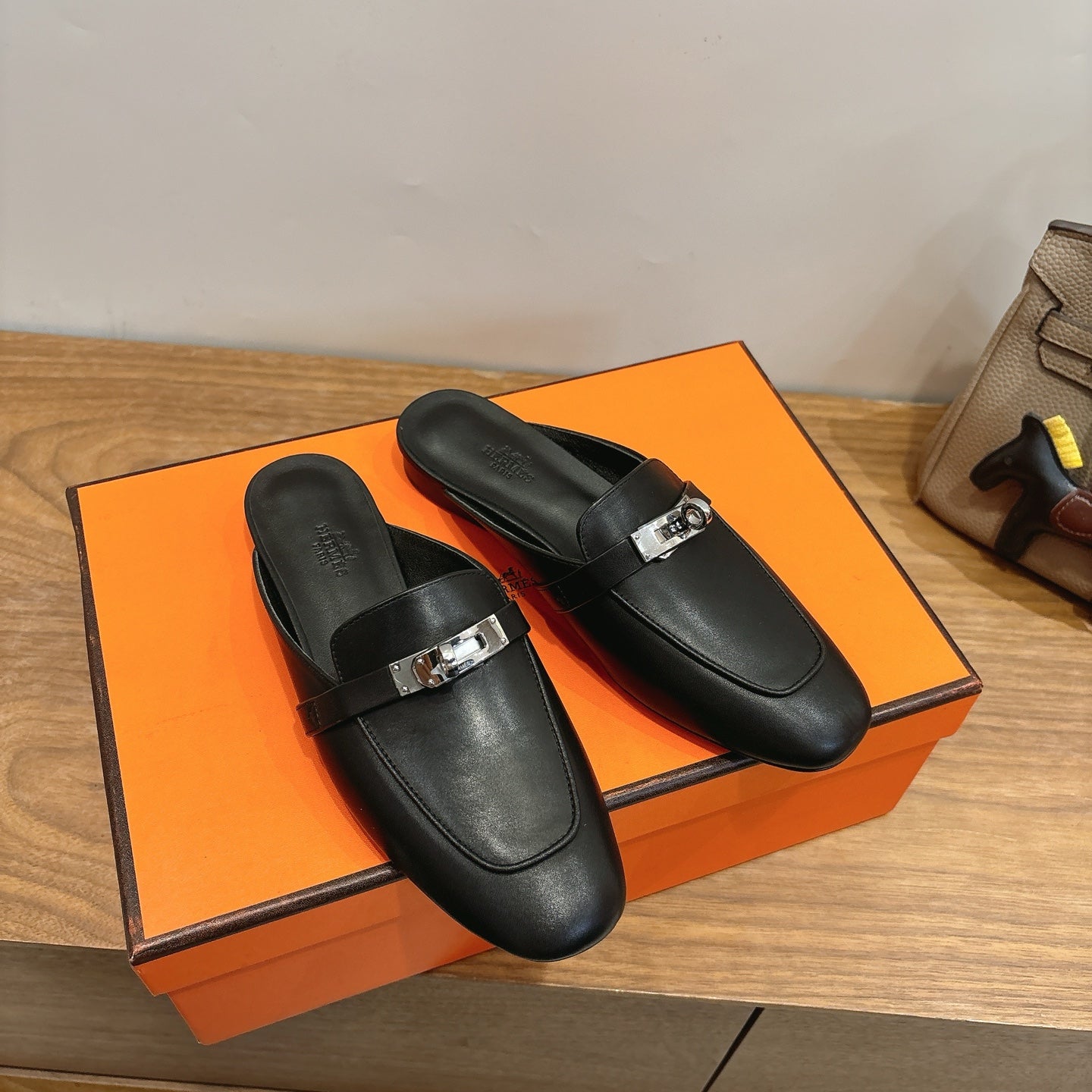 HM 26S KELLY MULE IN BLACK CALFSKIN SILVER HARDWARE