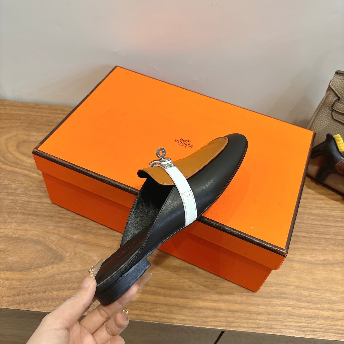 HM 26S KELLY MULE IN CARAMEL BROWN AND BLACK CALFSKIN SILVER HARDWARE