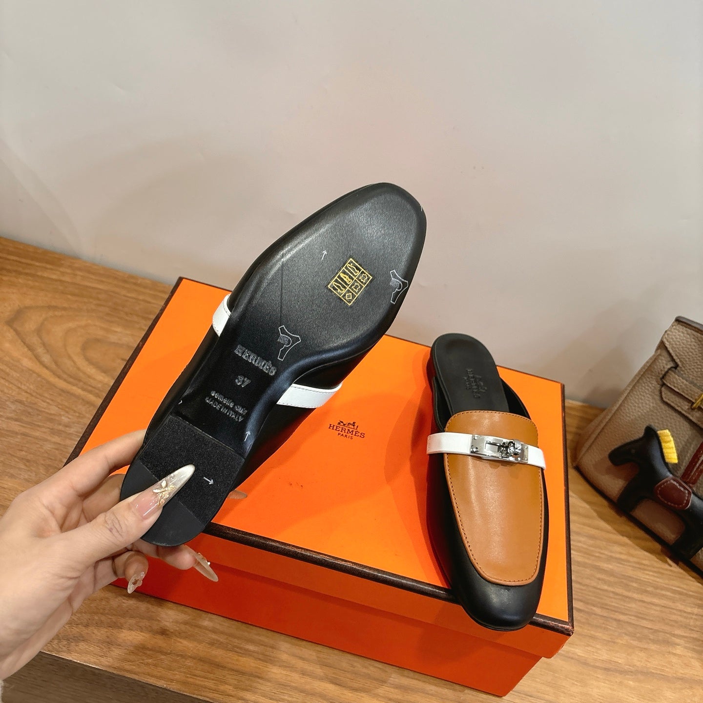 HM 26S KELLY MULE IN CARAMEL BROWN AND BLACK CALFSKIN SILVER HARDWARE