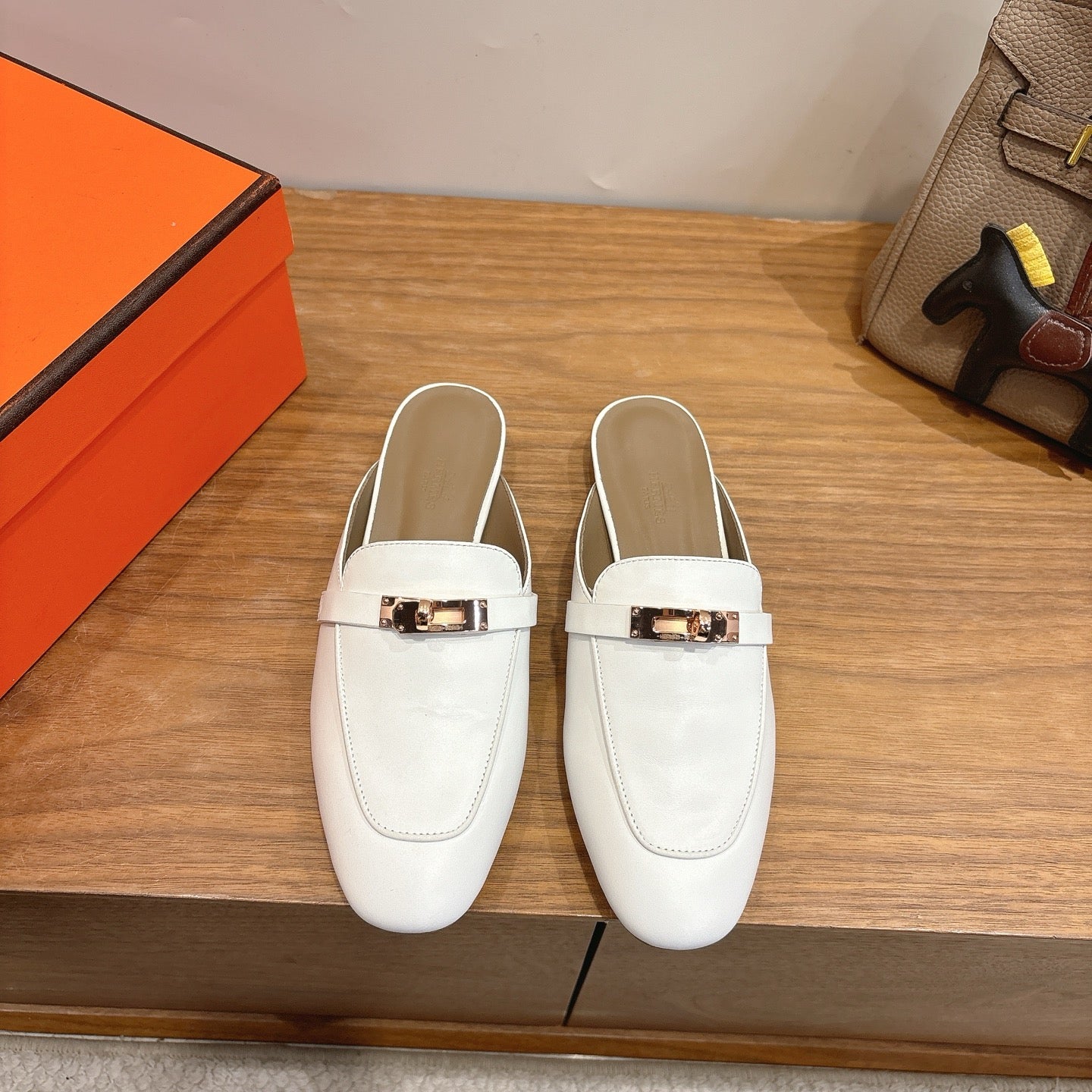 HM 26S KELLY MULE IN WHITE AND BROWN CALFSKIN GOLD HARDWARE