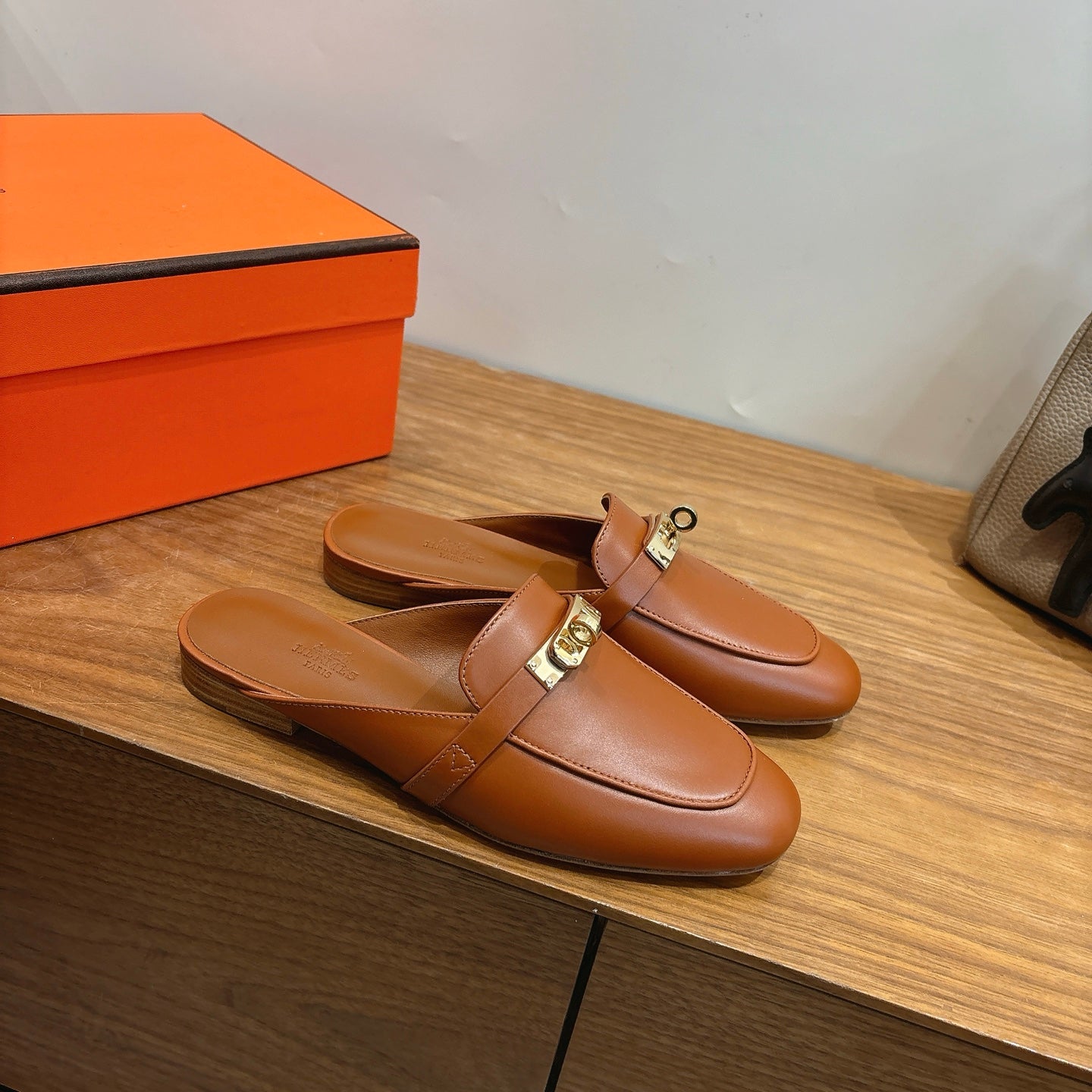 HM 26S KELLY MULE IN CARAMEL BROWN CALFSKIN GOLD HARDWARE