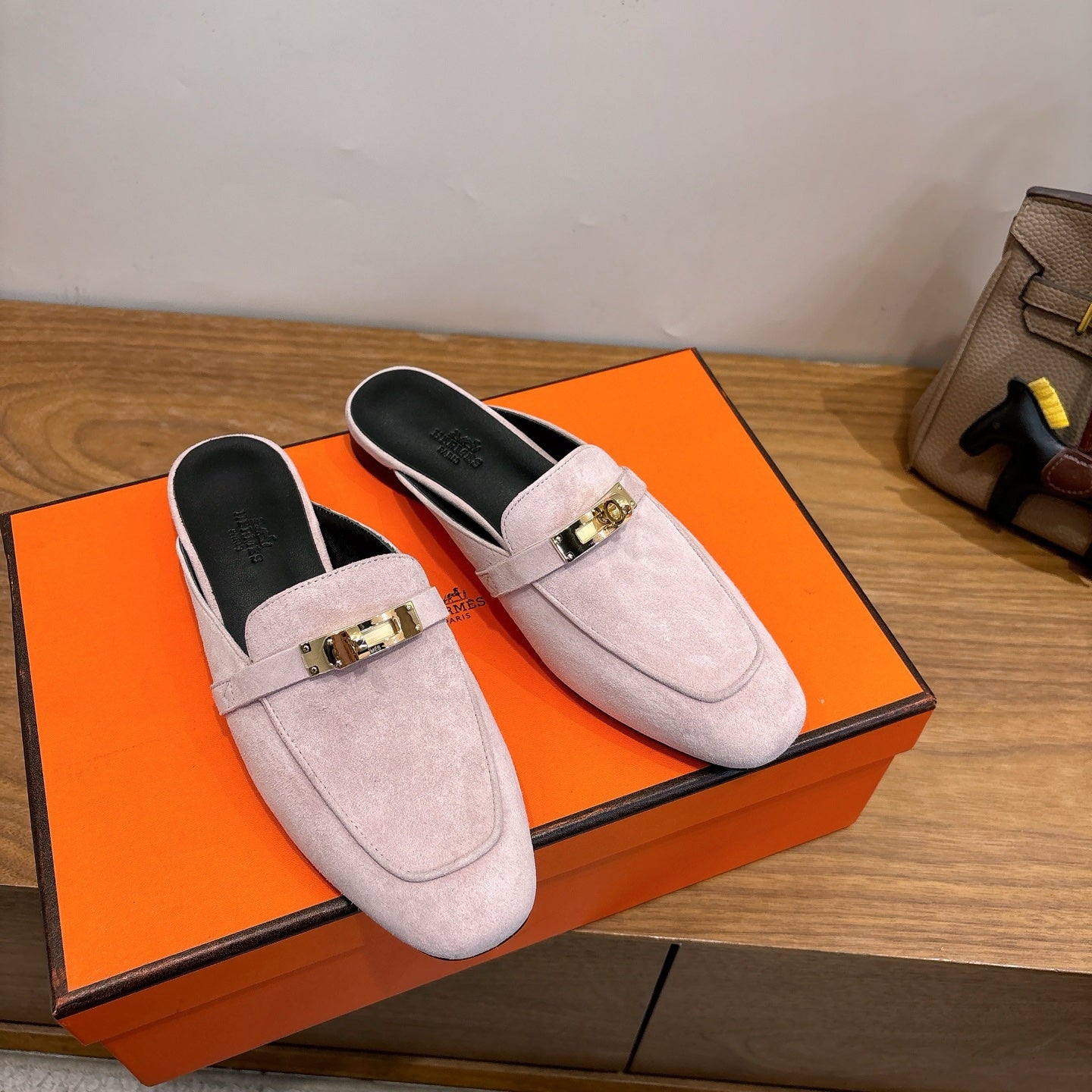 HM 26S OZ MULE IN LIGHT PINK SUEDE GOLD HARDWARE