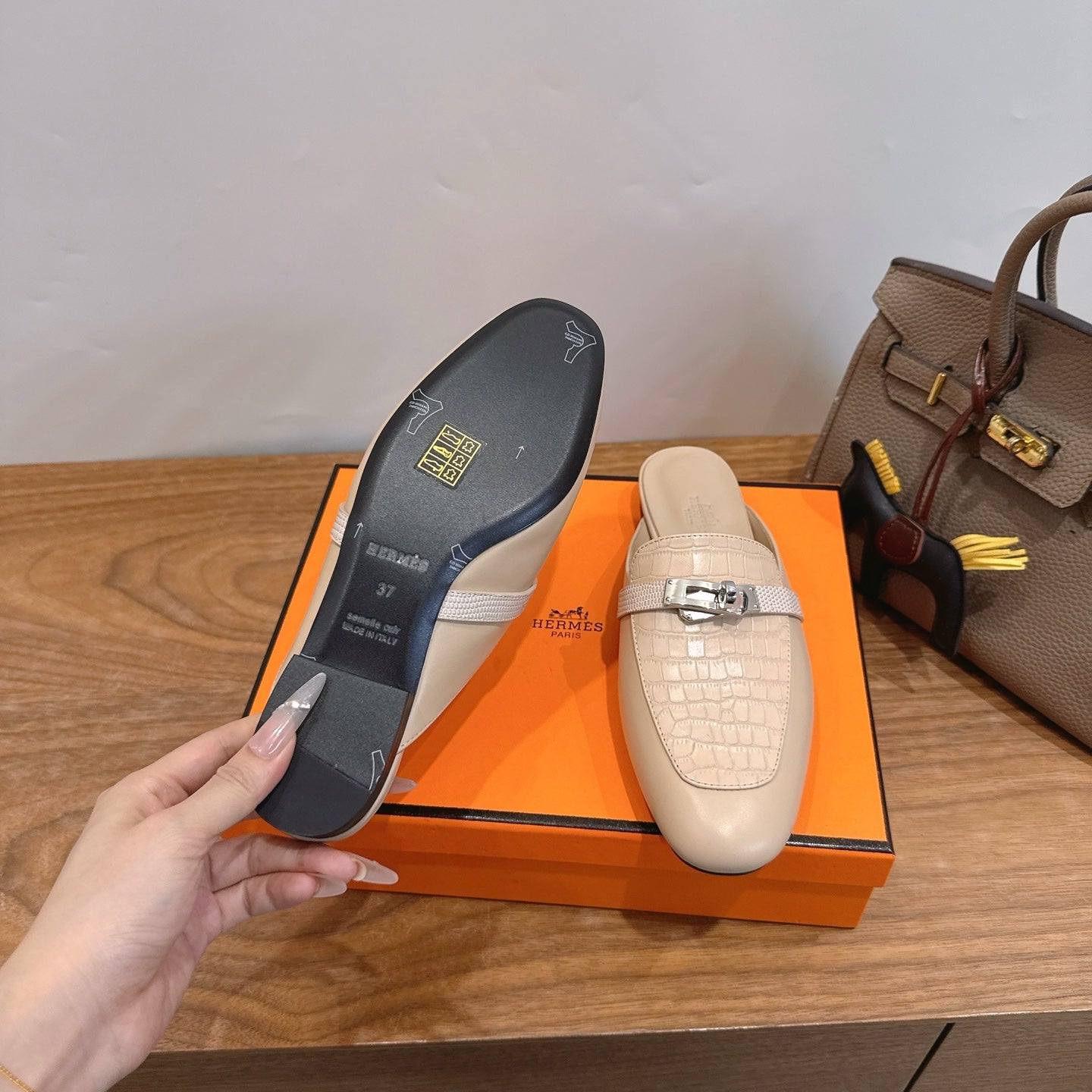 HM 26S KELLY MULE IN LIGHT BEIGE CROCODILE-EMBOSSED CALFSKIN SILVER HARDWARE