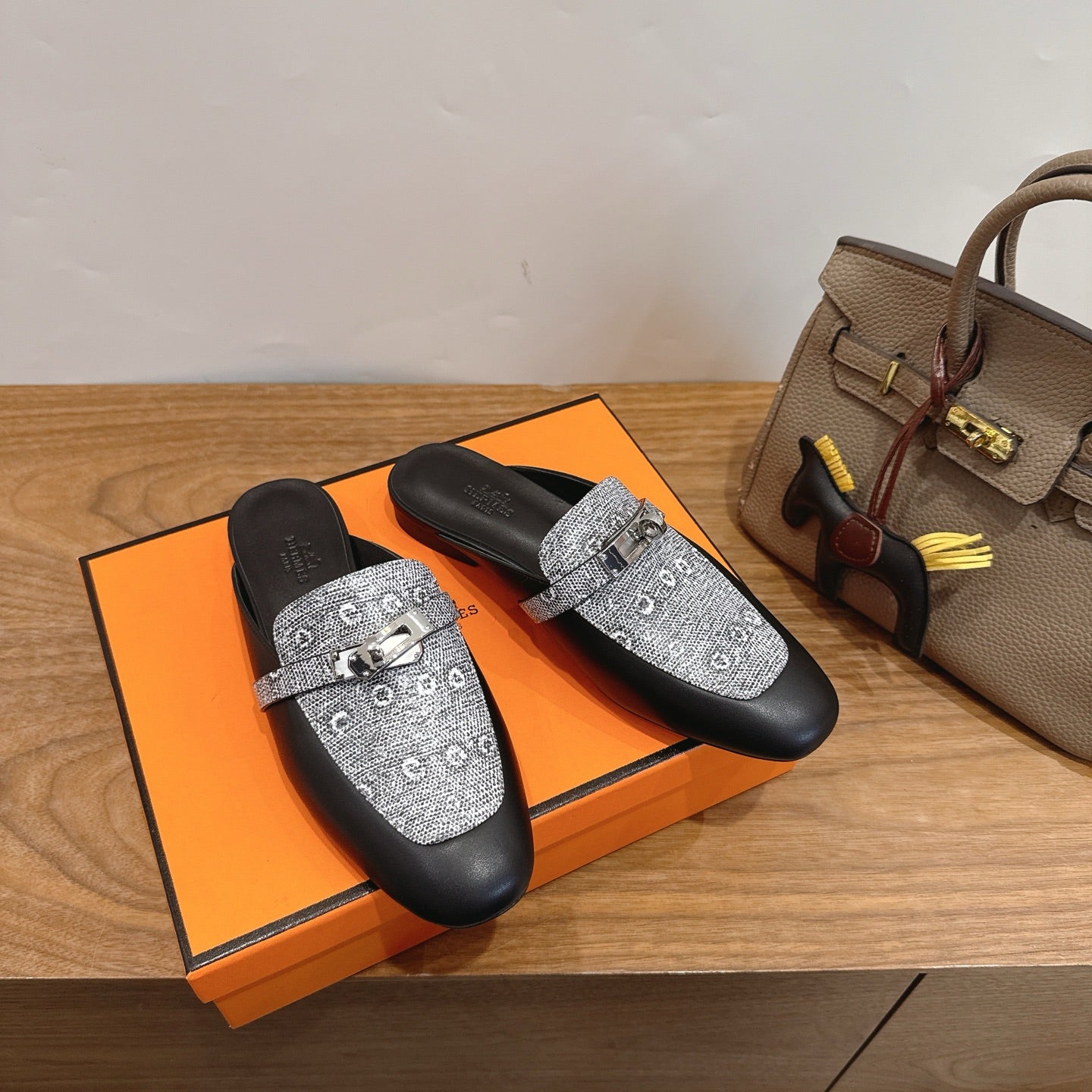 HM 26S OZ MULE IN BLACK CALFSKIN AND GREY CANVAS SILVER HARDWARE 02