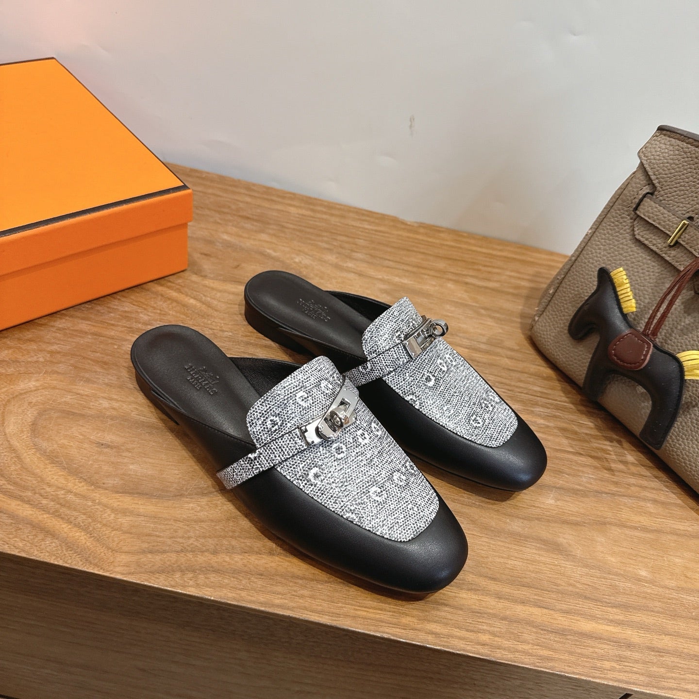 HM 26S OZ MULE IN BLACK CALFSKIN AND GREY CANVAS SILVER HARDWARE 02