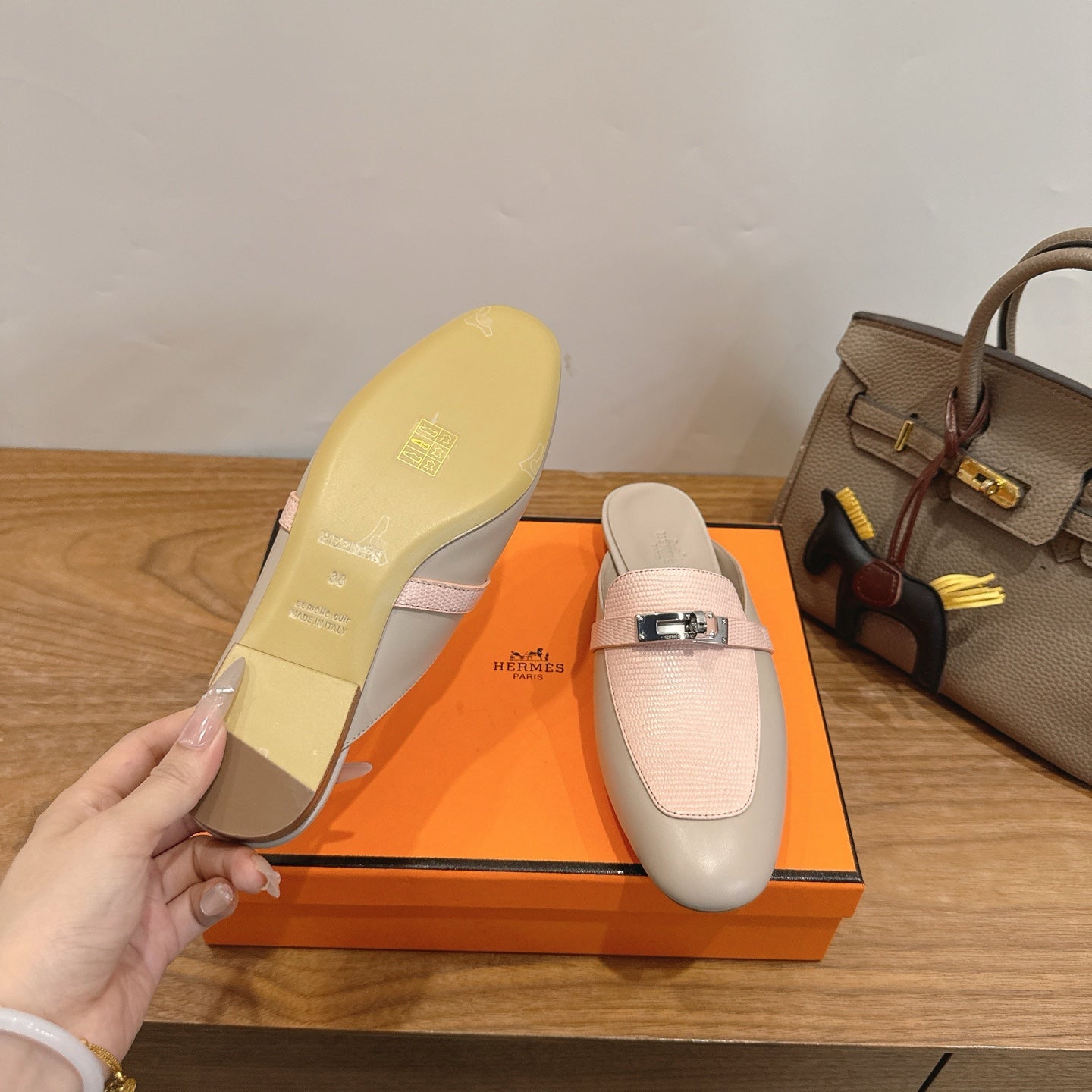 HM 26S OZ MULE IN BEIGE CALFSKIN & LIGHT PINK LIZARD SILVER HARDWARE
