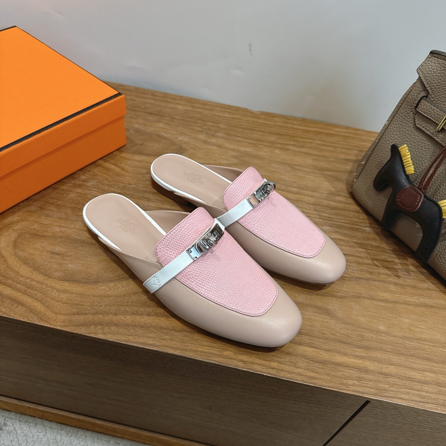 HM 26S OZ MULE IN BEIGE CALFSKIN & PINK LIZARD SILVER HARDWARE