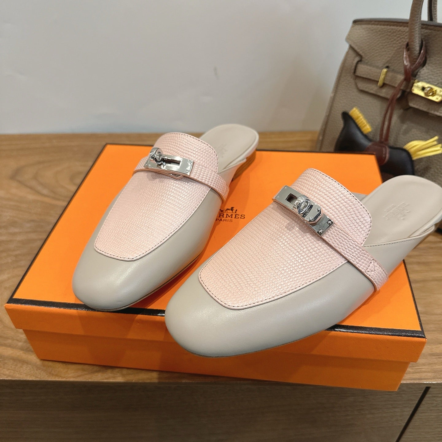 HM 26S OZ MULE IN BEIGE CALFSKIN & LIGHT PINK LIZARD SILVER HARDWARE