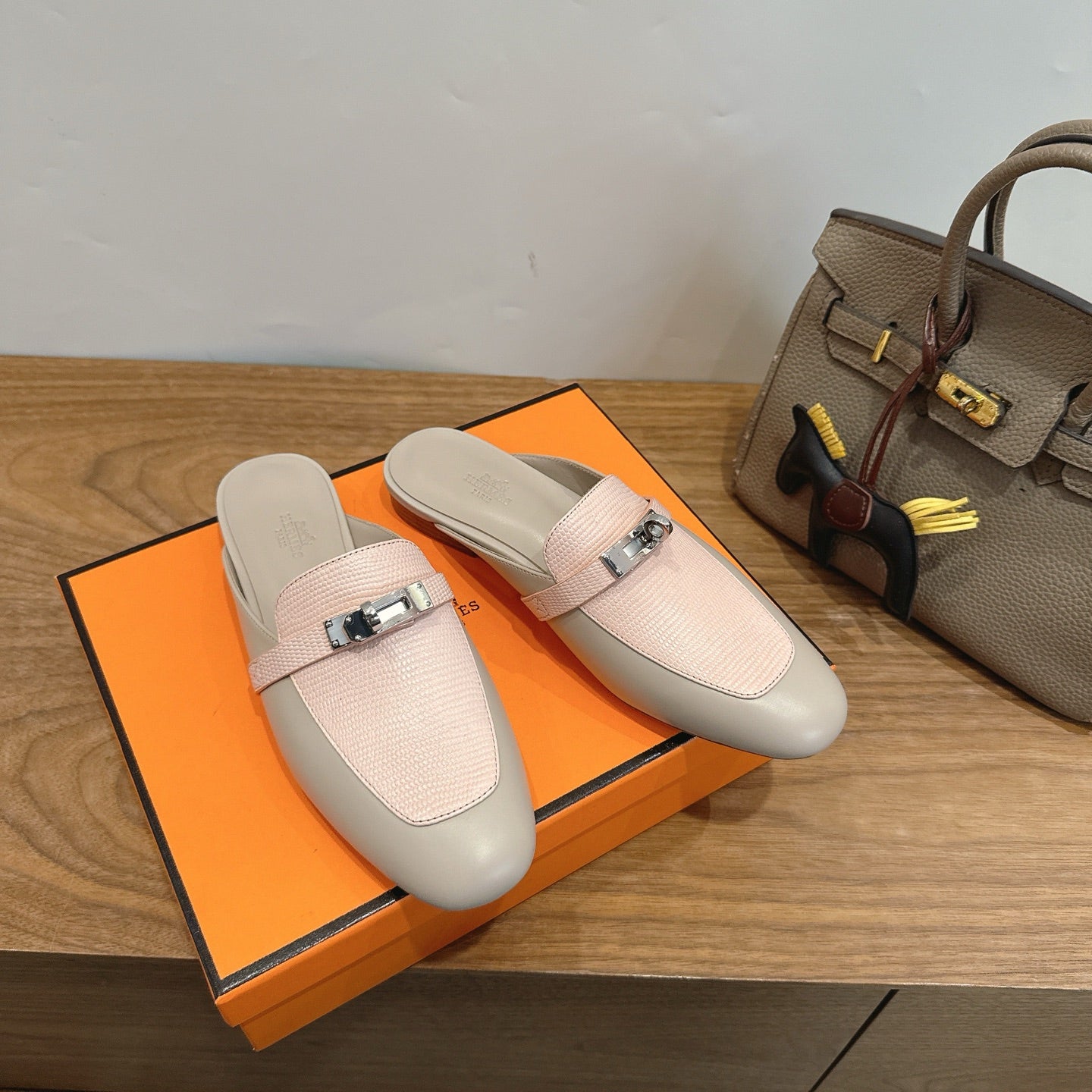 HM 26S OZ MULE IN BEIGE CALFSKIN & LIGHT PINK LIZARD SILVER HARDWARE