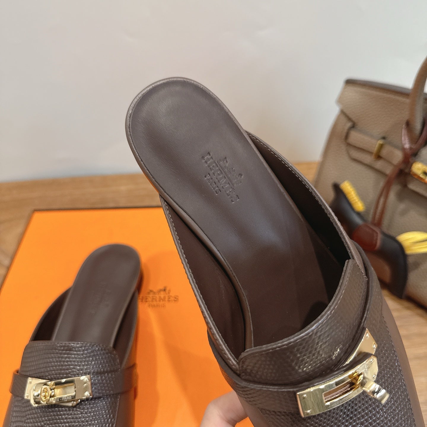 HM 26S OZ MULE IN BROWN CHOCOLATE CALFSKIN GOLD HARDWARE