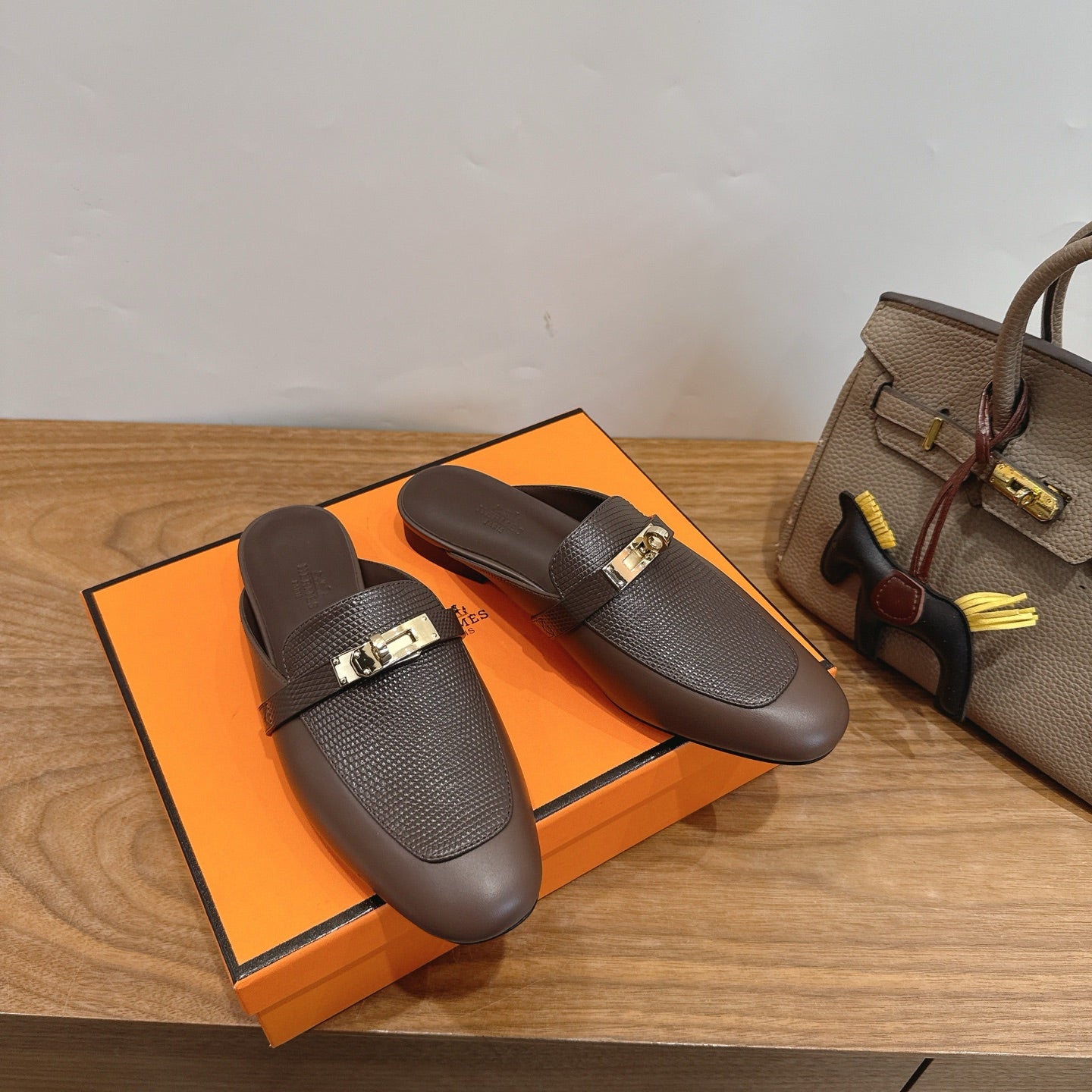 HM 26S OZ MULE IN BROWN CHOCOLATE CALFSKIN GOLD HARDWARE