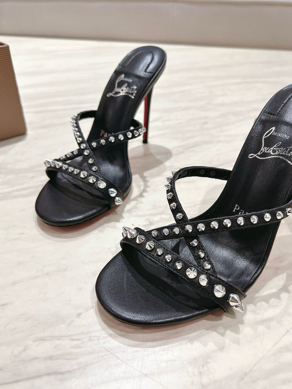 CRYSTAL GLITTER CRISS-CROSS STRAP SANDALS IN BLACK CALFSKIN