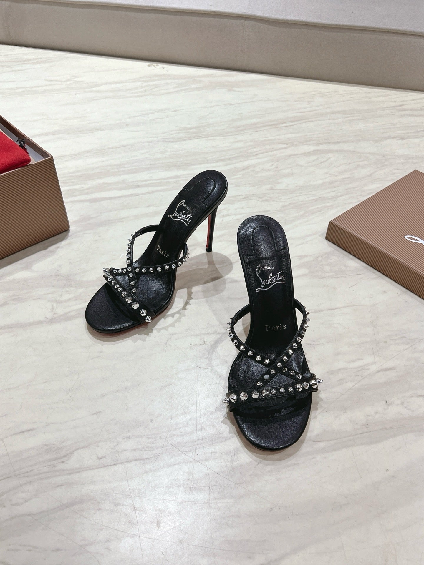 CRYSTAL GLITTER CRISS-CROSS STRAP SANDALS IN BLACK CALFSKIN