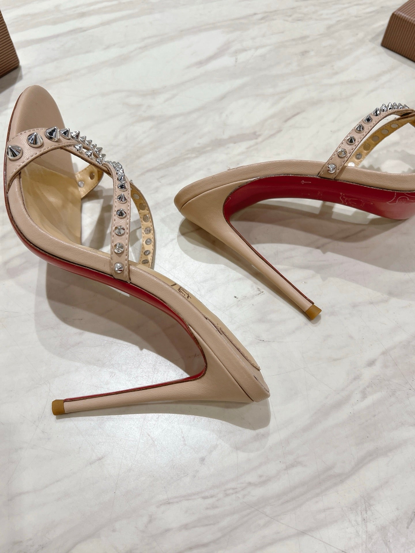 CRYSTAL GLITTER CRISS-CROSS STRAP SANDALS IN BEIGE CALFSKIN