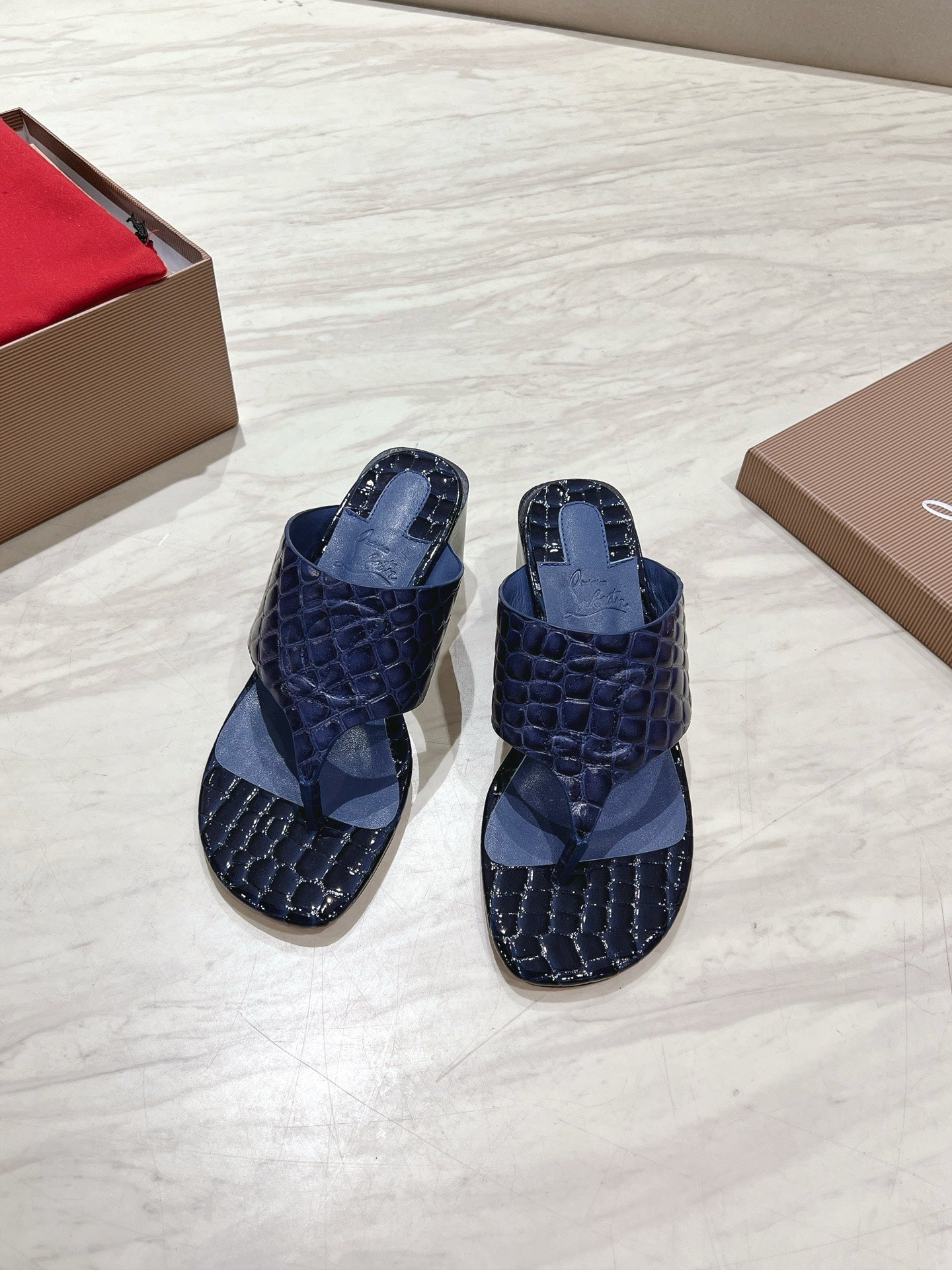 EMBOIDERED LOGO MULES IN NAVY BLUE EMBOSSED CALFSKIN