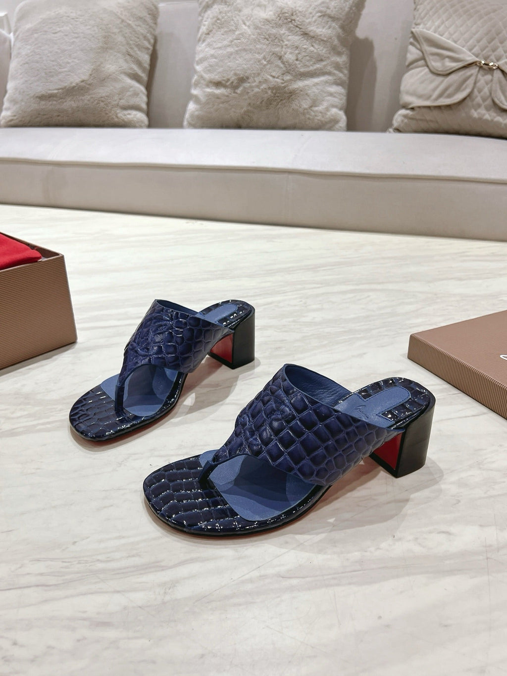 EMBOIDERED LOGO MULES IN NAVY BLUE EMBOSSED CALFSKIN