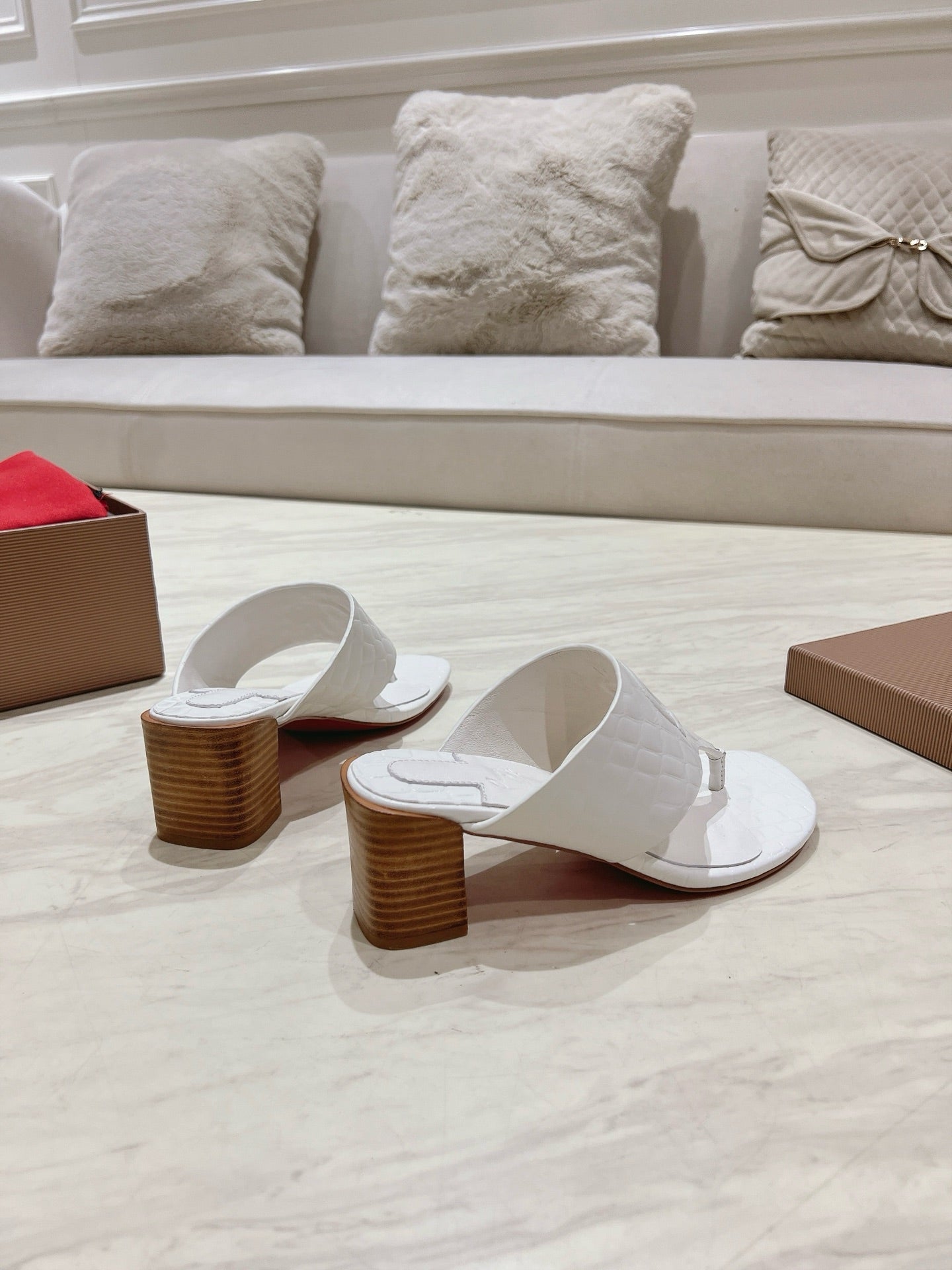 EMBOIDERED LOGO MULES IN WHITE EMBOSSED CALFSKIN