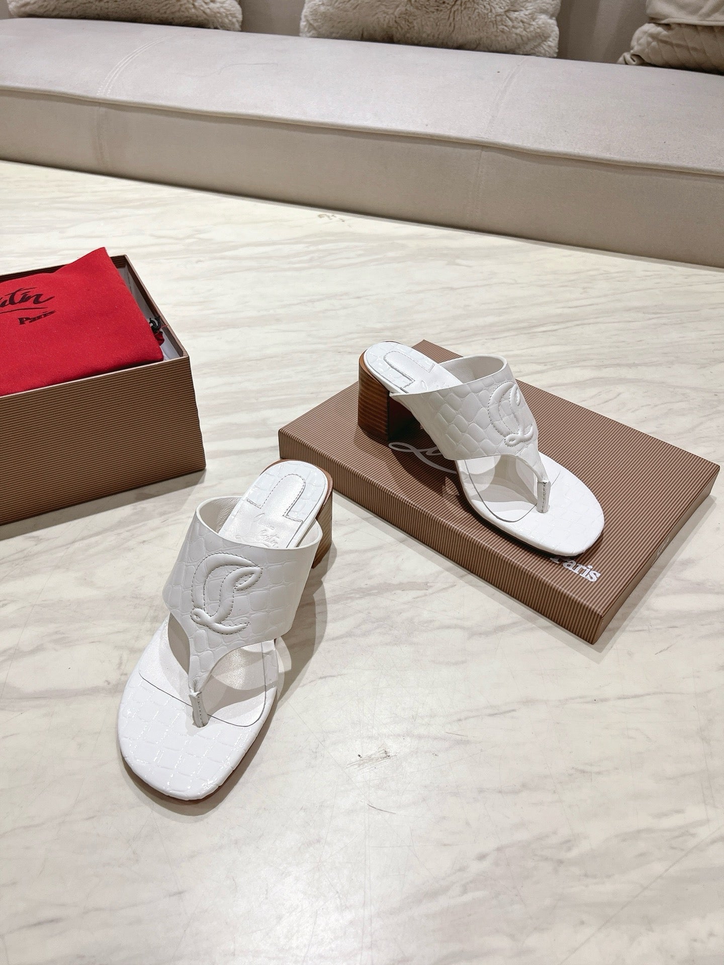 EMBOIDERED LOGO MULES IN WHITE EMBOSSED CALFSKIN