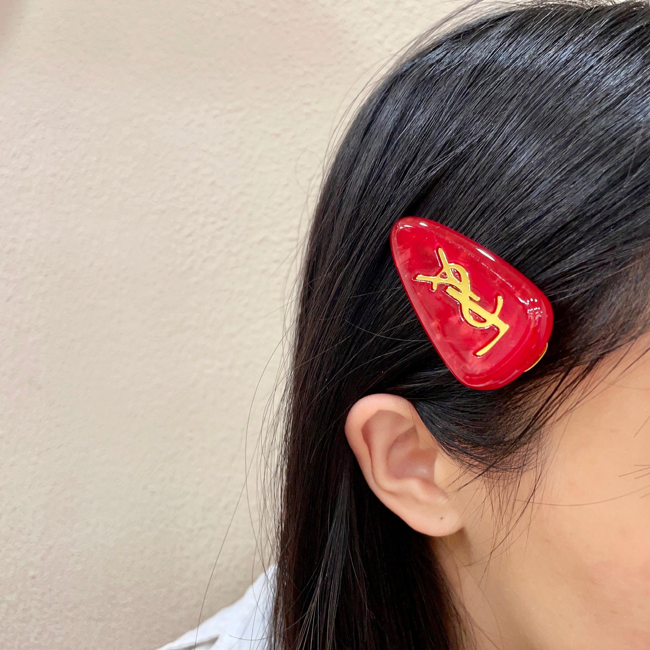 YSL 26S LOGO MARBLE EFFECT HAIR CLIP IN RED RESIN 621488