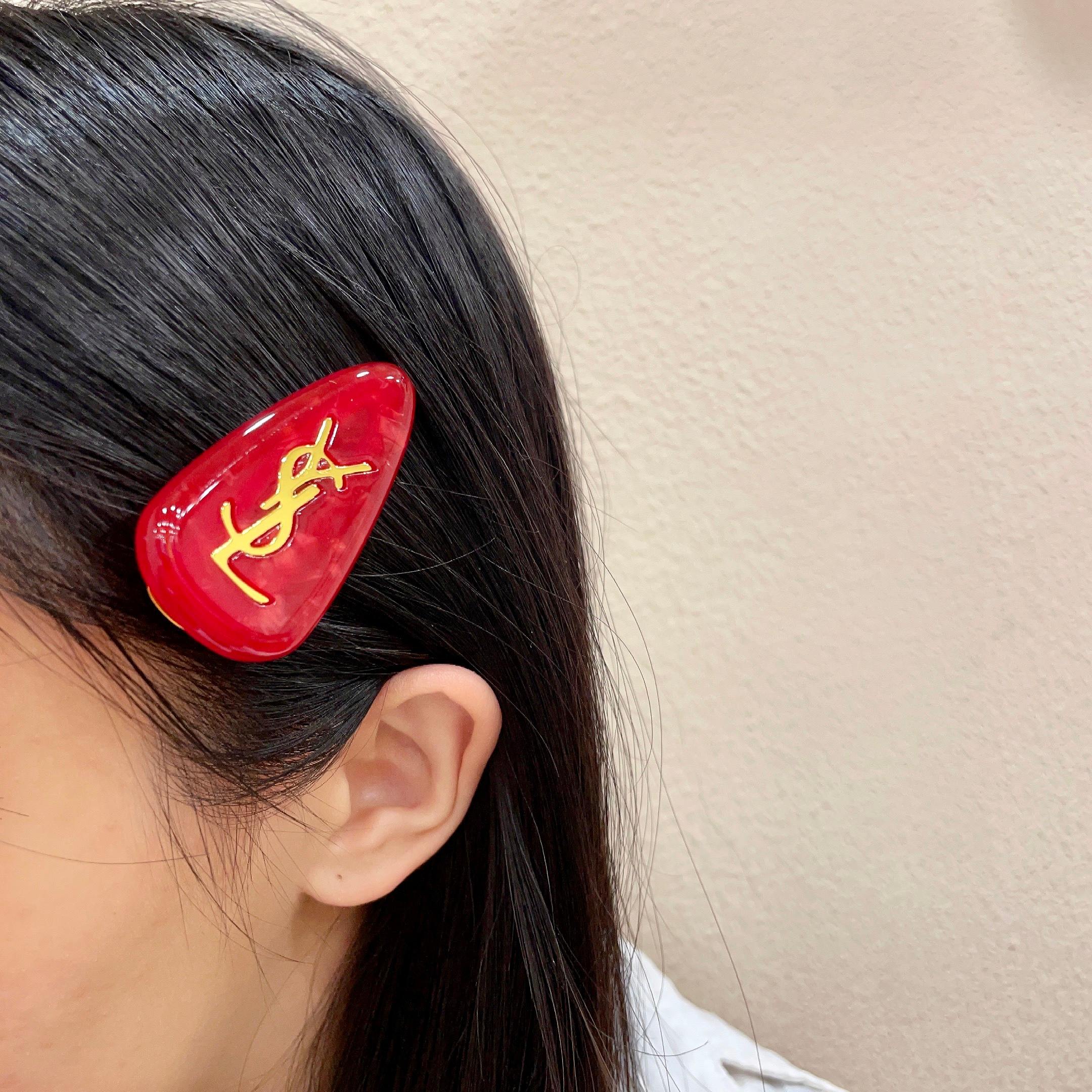 YSL 26S LOGO MARBLE EFFECT HAIR CLIP IN RED RESIN 621488
