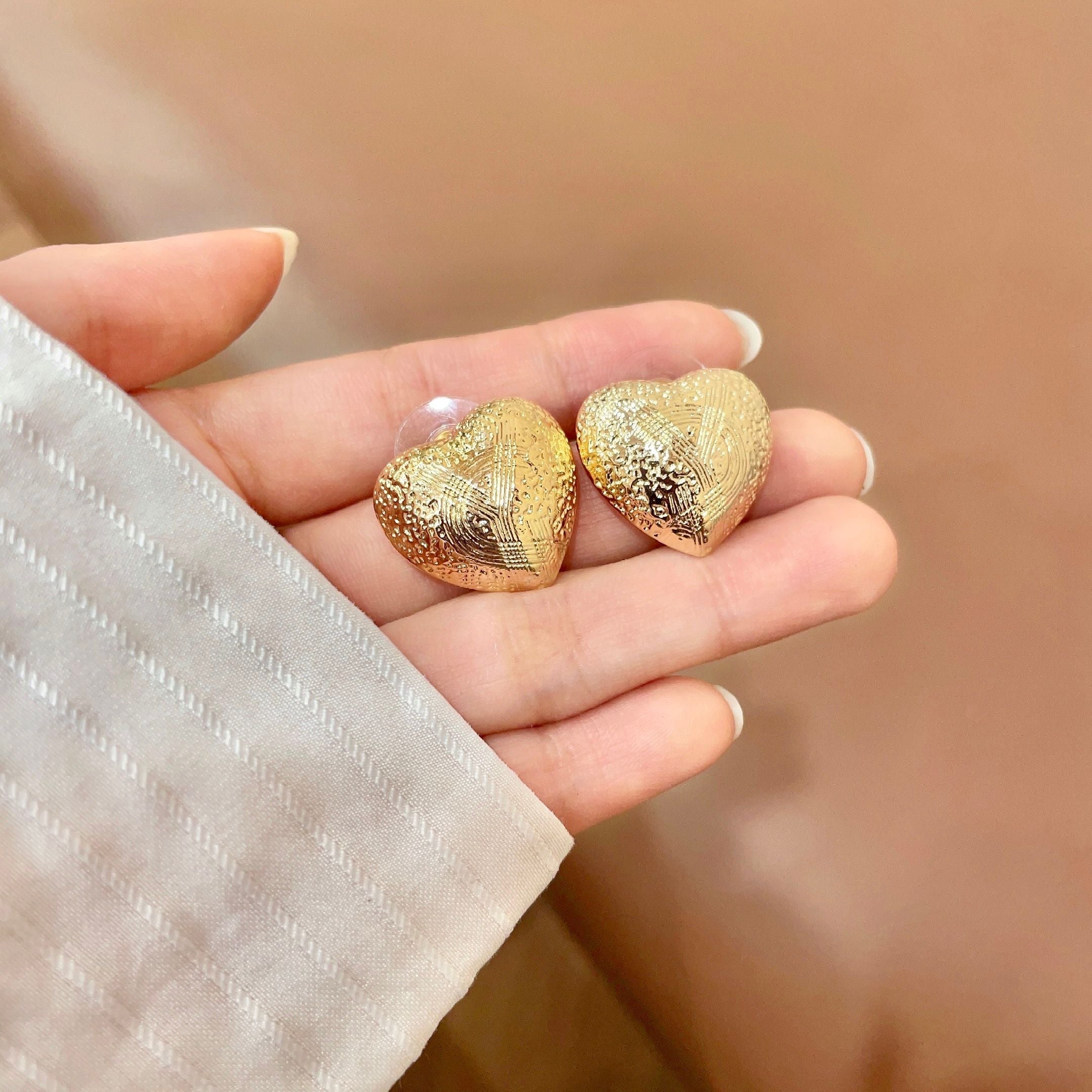 YSL 26S TEXTURED HEART STUD EARRINGS IN GOLD TONE METAL 622900