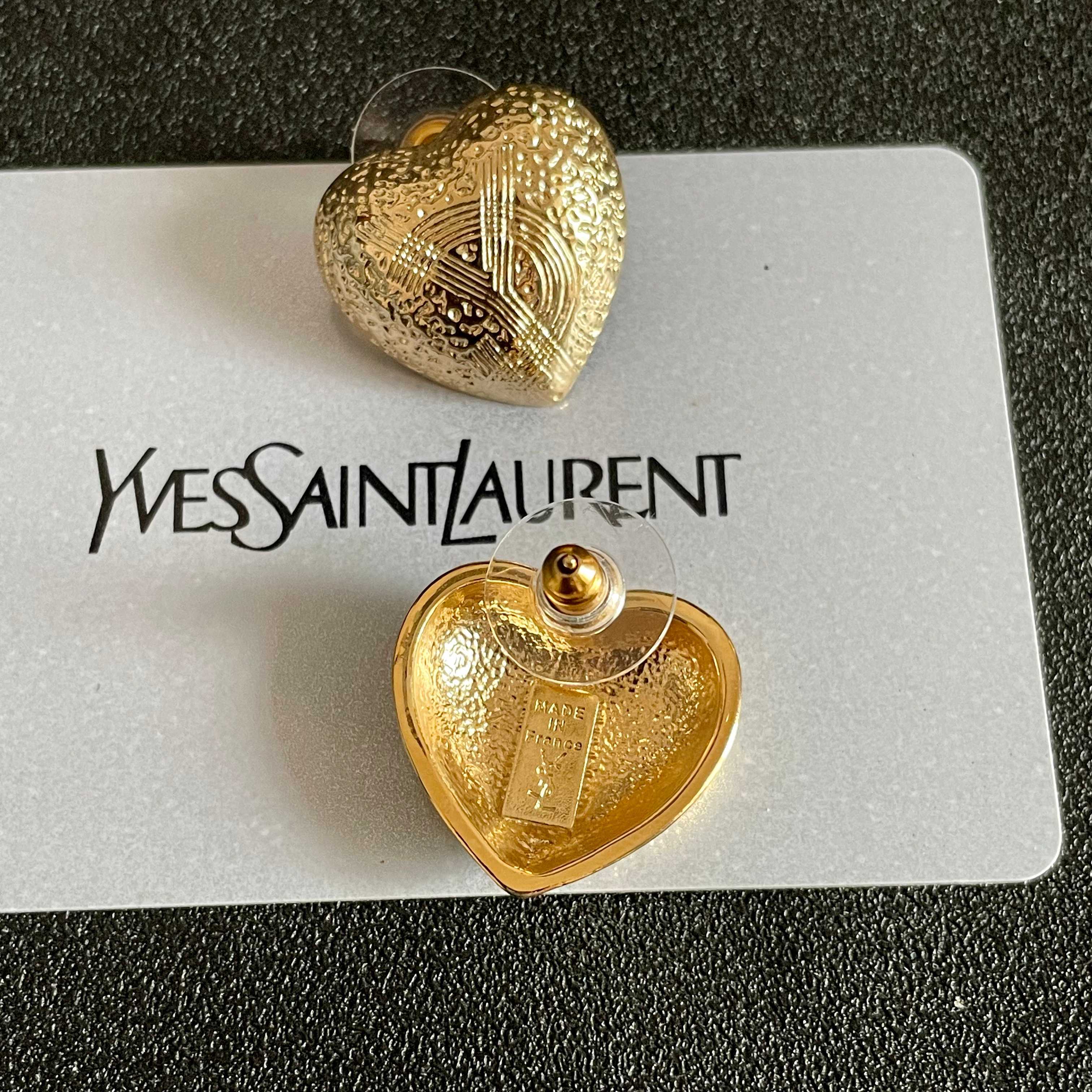 YSL 26S TEXTURED HEART STUD EARRINGS IN GOLD TONE METAL 622900