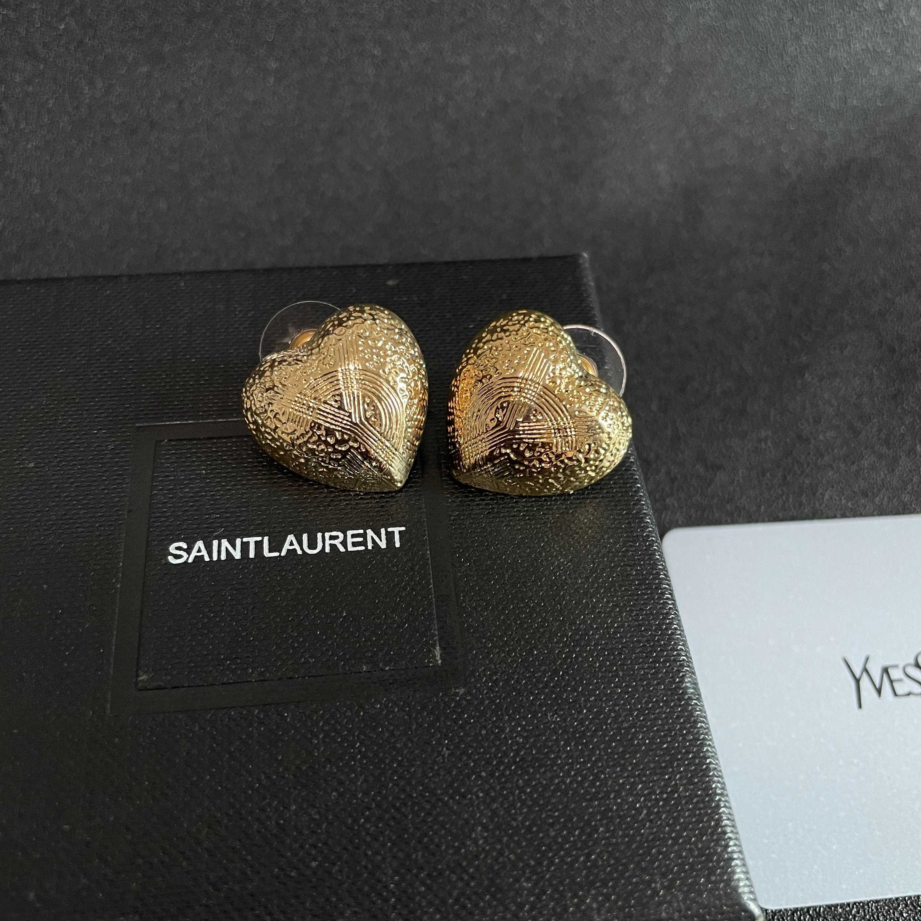 YSL 26S TEXTURED HEART STUD EARRINGS IN GOLD TONE METAL 622900