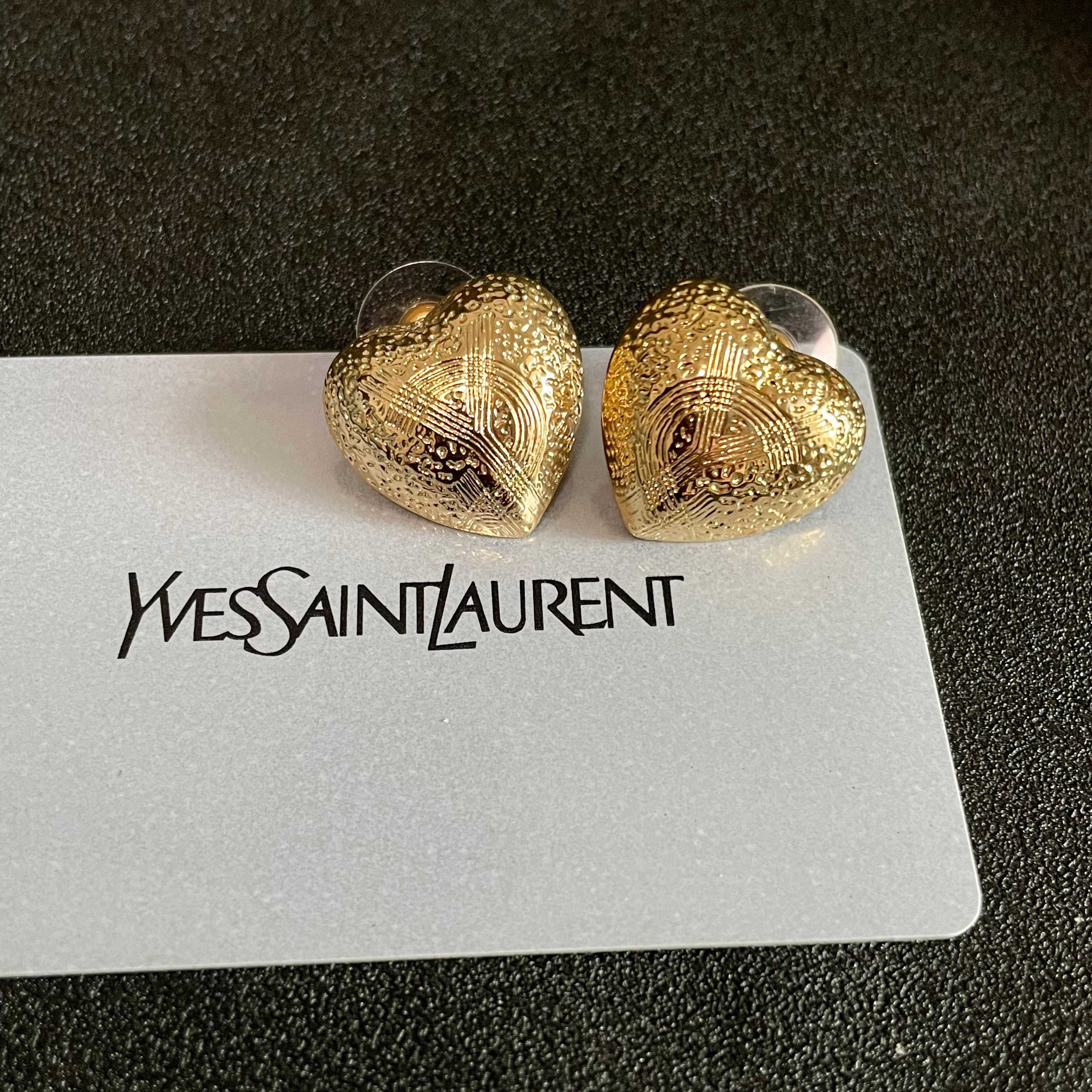 YSL 26S TEXTURED HEART STUD EARRINGS IN GOLD TONE METAL 622900