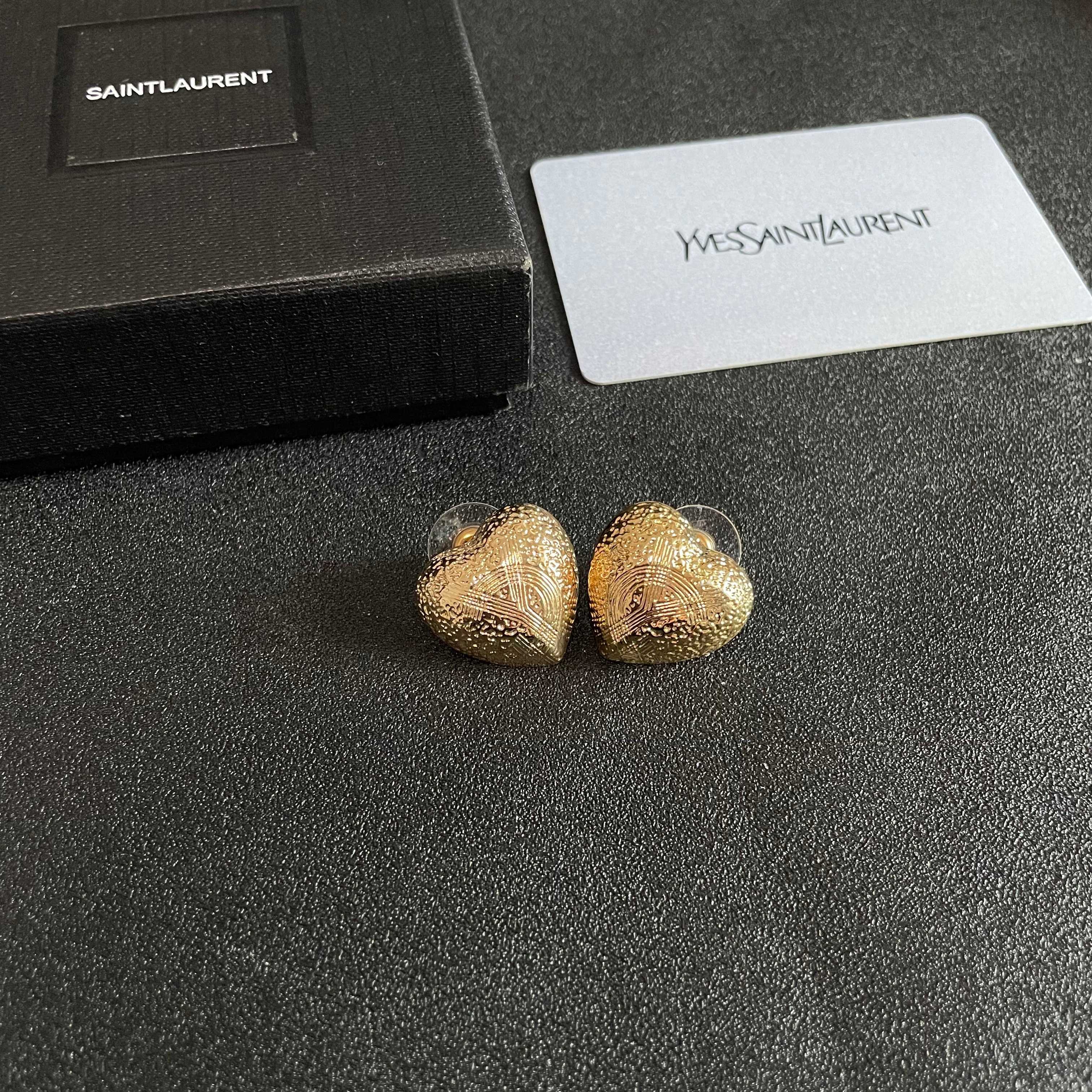 YSL 26S TEXTURED HEART STUD EARRINGS IN GOLD TONE METAL 622900