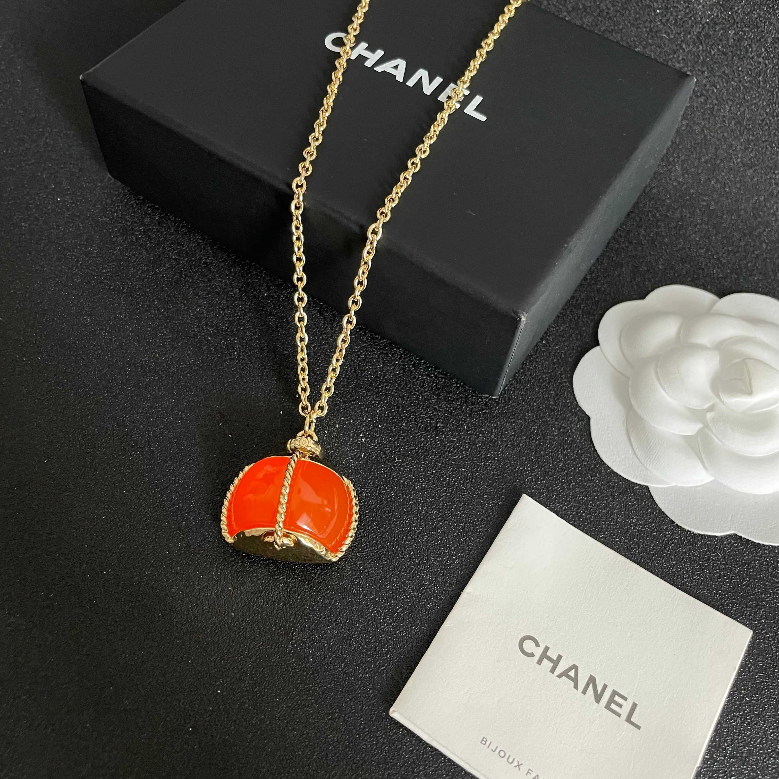 CHANEL 26S DOUBLE C LOGO ORANGE RESIN STATEMENT PENDANT NECKLACE IN GOLD METAL 629172