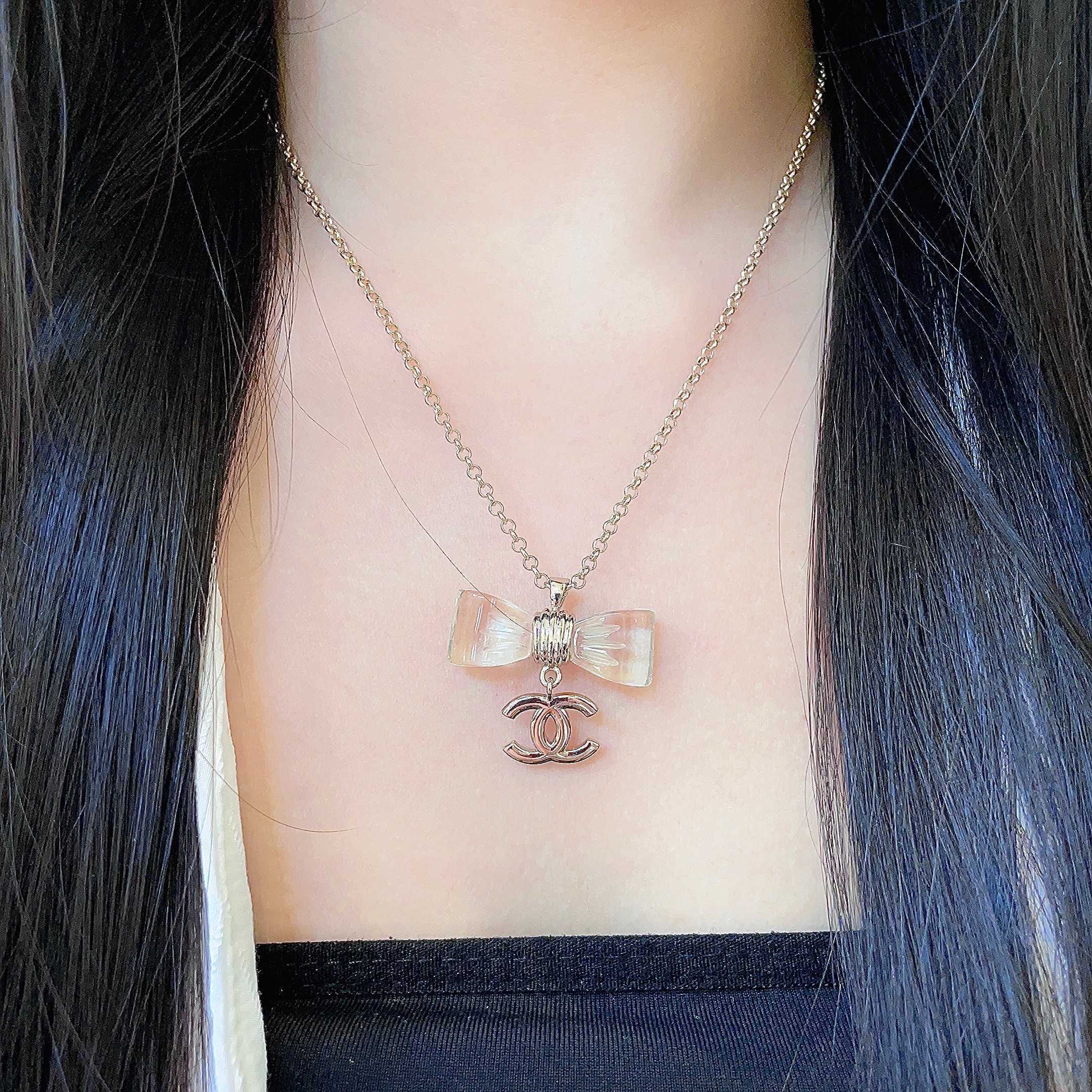 CHANEL 26S DOUBLE C LOGO CLEAR BOW PENDANT NECKLACE IN GOLD METAL 629174