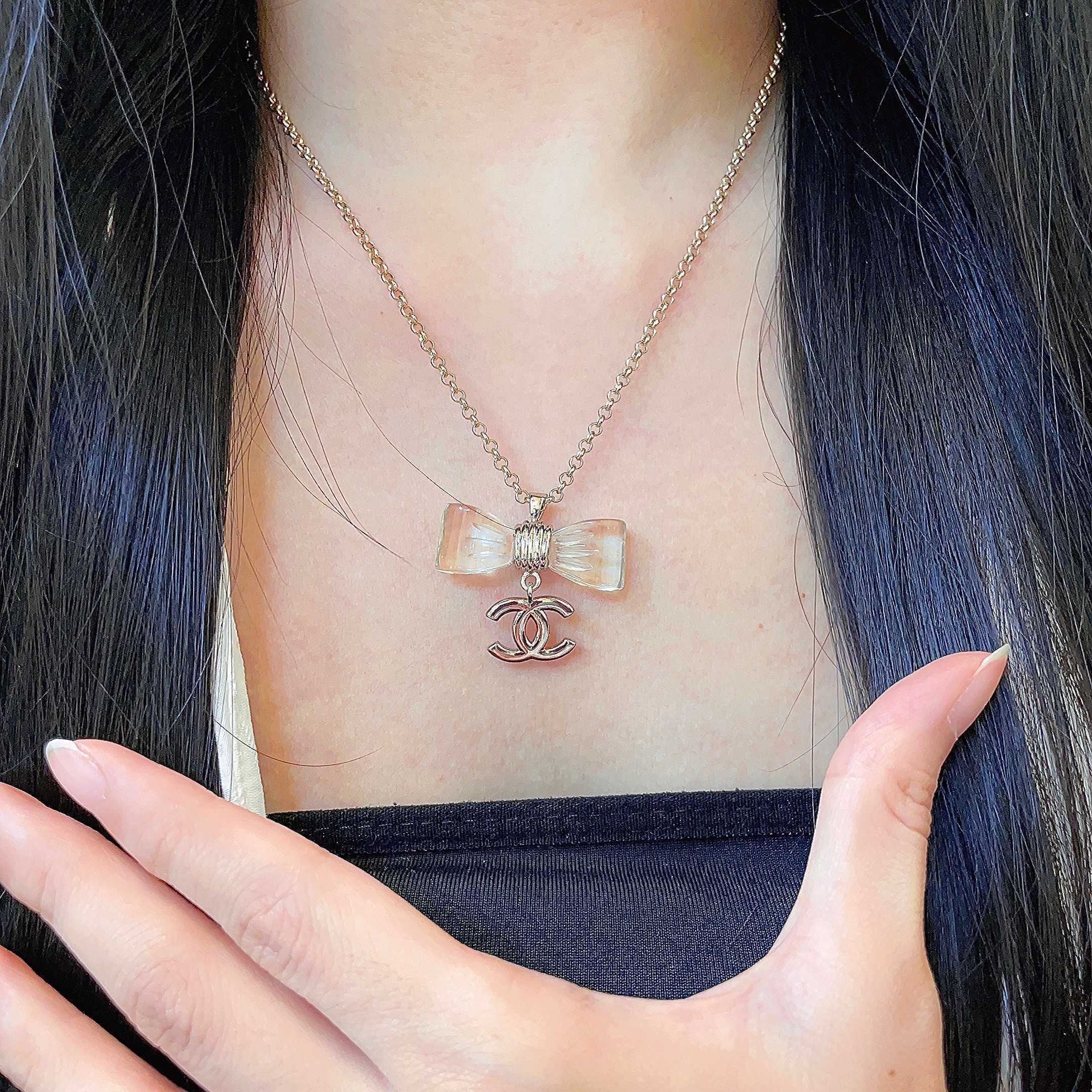 CHANEL 26S DOUBLE C LOGO CLEAR BOW PENDANT NECKLACE IN GOLD METAL 629174