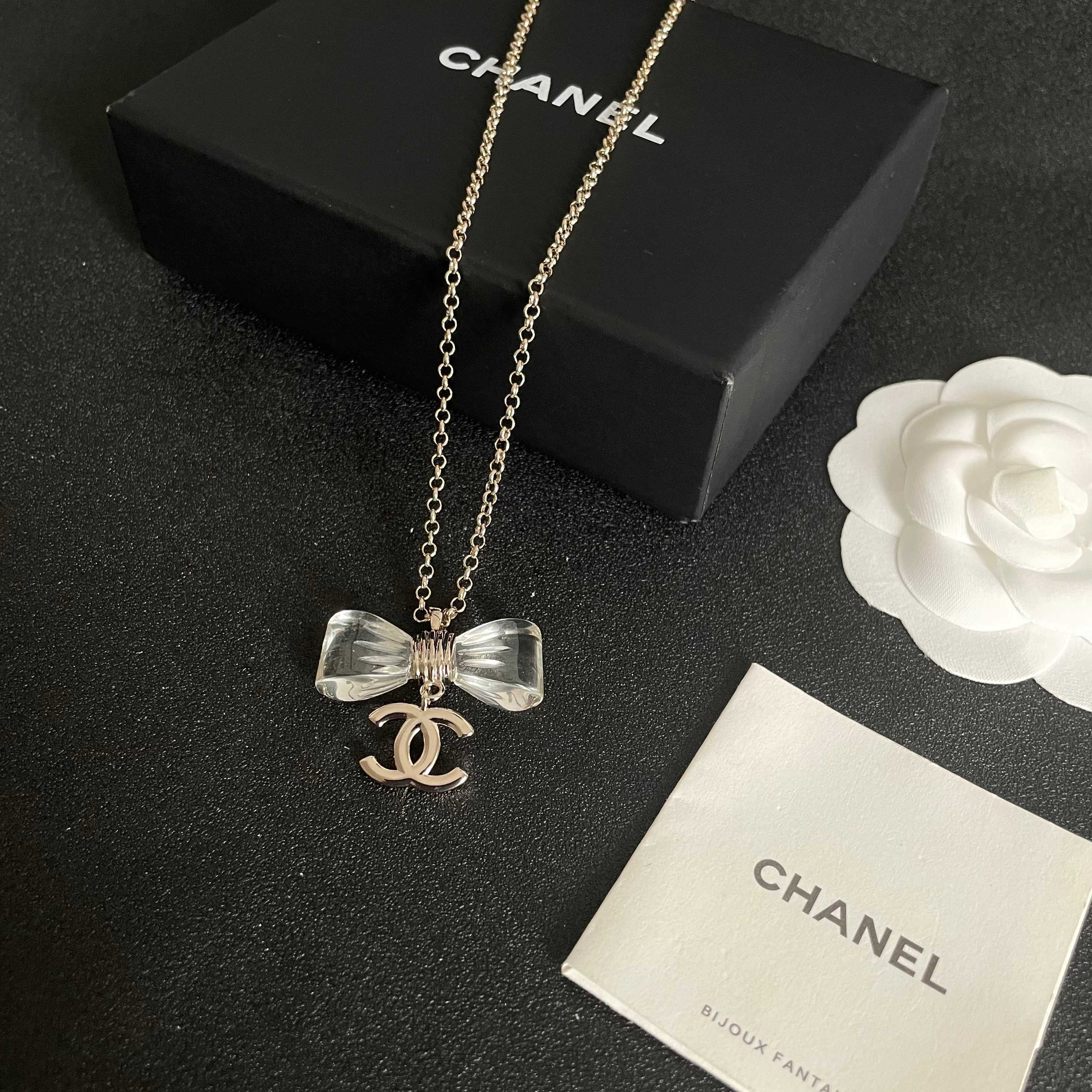 CHANEL 26S DOUBLE C LOGO CLEAR BOW PENDANT NECKLACE IN GOLD METAL 629174