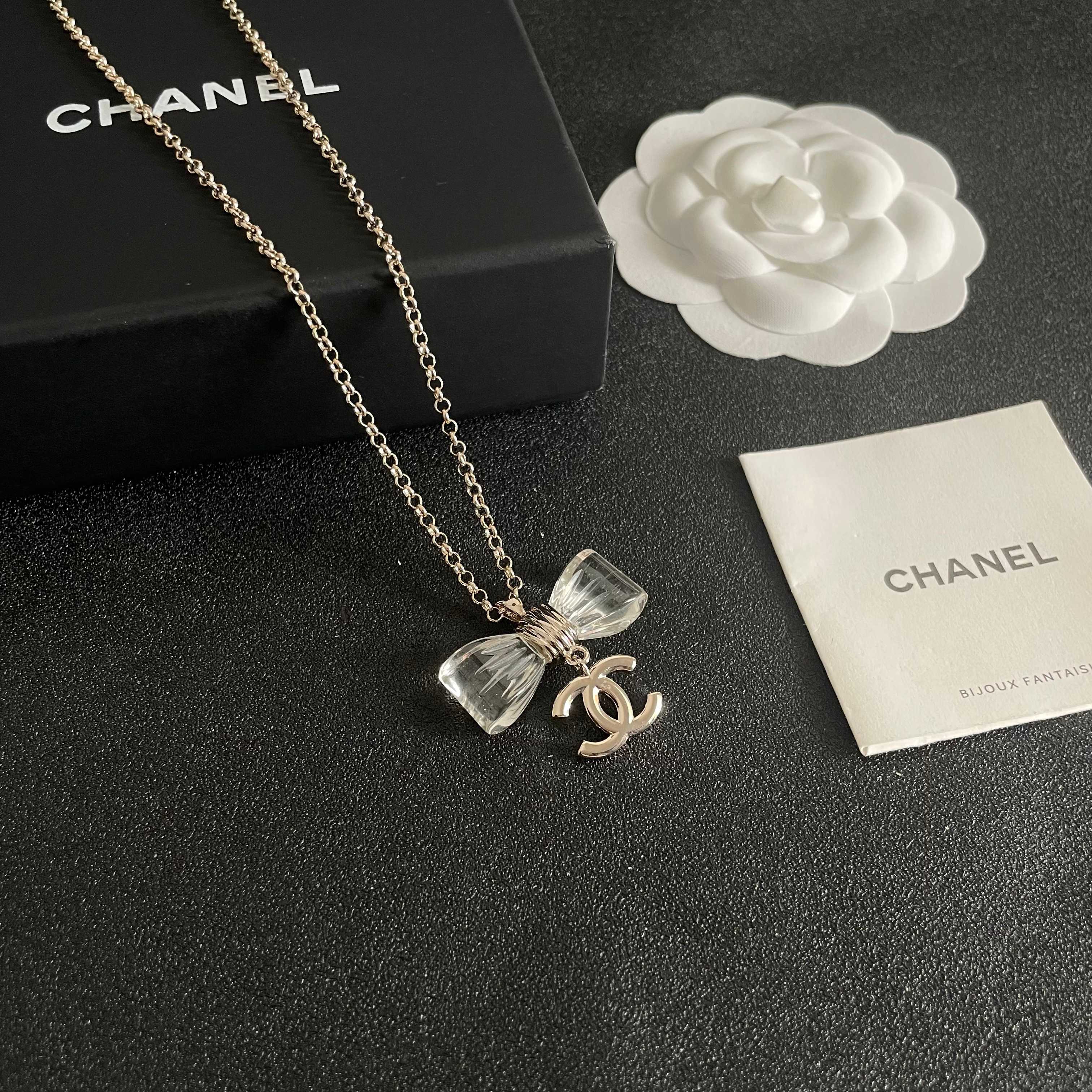 CHANEL 26S DOUBLE C LOGO CLEAR BOW PENDANT NECKLACE IN GOLD METAL 629174